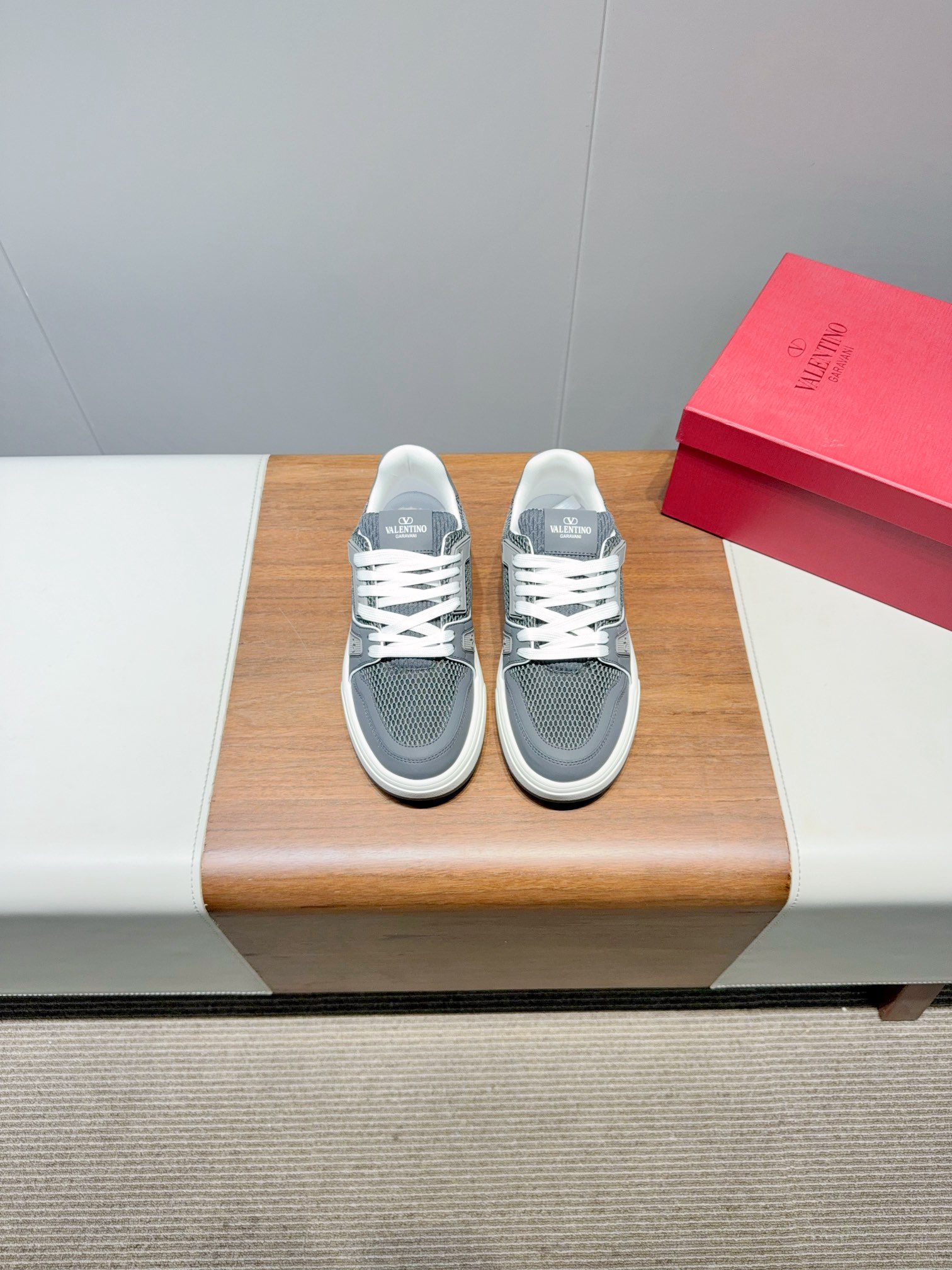 NO:546428,VLNT Valentino Couple Sports Shoes Series Valentin-2025 latest couple sneakers, same style as celebrities, is on sale. The original ZP is purchased and disassembled. Repeated version adjustments and modifications. The force is to restore the original version 1:1!  Top luxury masterpieces, soft and comfortable, breathable and light, fashion and casual, bringing excellent elegant texture, excellent comfort, top purchasing version upper imported high-end breathable mesh/original oil edge craftsmanship, inner imported mesh, original development of two-color combination sole, packaging original configuration full package Size: Women's model 35-45 (40 women 45.46 men's custom-made, non-return and exchange), casual shoes/sports shoes, valentino, valentino, sneakers19860909VLNT华伦天奴  情侣款运动鞋系列 Valentin-2025最新款情侣运动鞋 明星同款 火爆发售. 原版ZP入购拆解. 反复打版调改. 力要1:1原版还原！顶级奢华力作 柔软舒适 透气轻薄 时尚休闲结合一体 带来卓越优雅的质感 与极佳的上脚舒适感 顶级代购版本鞋面进口高端透气网面/原版油边工艺 内里进口网纱 大底原版开发双色组合大底 包装原版配置全套包装 Size: 女款35-45（40女45.46男定做不退换）,休闲鞋/运动鞋,valentino,valentino,sneakers,Women's Shoes