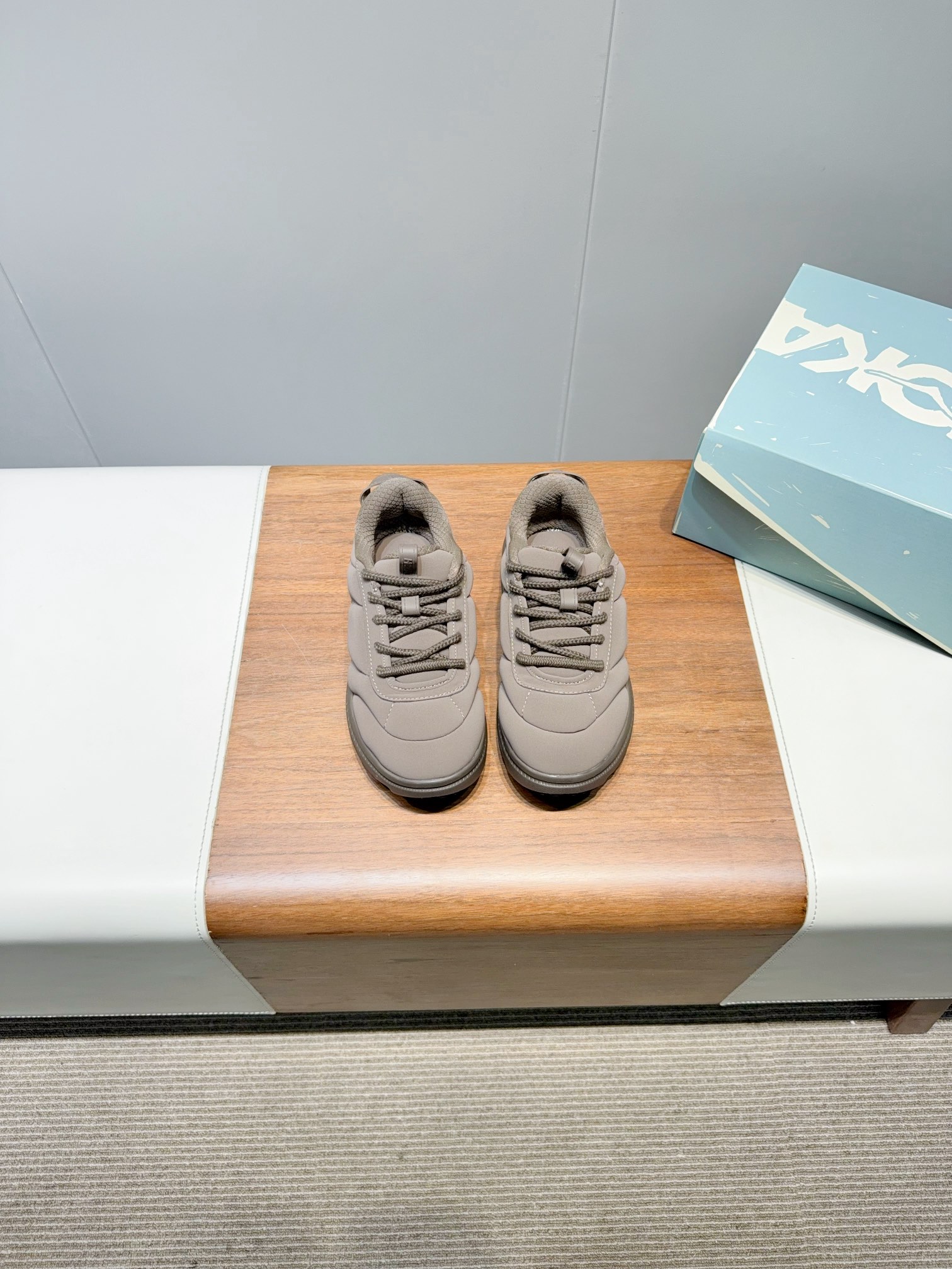 NO:407564,Purchase level Marni- HOK-Co-branded Puff Bread Sneakers Marn- and Hok- launched a new co-branded BondiB3, a perfect combination of fashion and sports. This shoe is not only unique in design, but also reaches a new height in comfort and functionality. Product features 1. Colorful selection of Bondi B3 X MARN- provides four different color options - dark brown, red, sky blue and beige to meet the personalized needs of different consumers. 2. High-quality materials use high-quality fabrics and advanced manufacturing processes to ensure the durability and comfort of the shoes. 3. Lightweight cushioning is equipped with Hoka One One's signature midsole technology to provide excellent cushioning effect, reducing the fatigue caused by long-term wear 4. The fashionable appearance will  Marn-'s design concept is integrated into it, making shoes not only suitable for daily wear, but also become the focus of street fashion. Whether you are a trendy person who pursues fashion or a sports enthusiast who focuses on comfort, Marn- x Hoka Bond- B3 is an ideal choice that you cannot miss. Get it now and experience the comfort and fashion you have!  Size: Women's 35-40 (40 women's customized non-return and exchange), casual shoes/sports, marni, sneakers19860909代购级别 Marni- HOK-联名款泡芙面包运动鞋 Marn-与 Hok- 携手推出的全新联名合作款 BondiB3,将时尚与运动完美结合.这款鞋不仅在设计上独具匠心,更在舒适度和功能性方面达到了新的高度. 产品特点 1. 多彩选择Bondi B3 X MARN- 提供了四种不同的颜色选项-深棕、红色、天蓝和米色,满足不同消费者的个性化需求. 2. 优质材料采用高品质的面料和先进的制造工艺,确保鞋子的耐用性和舒适性. 3. 轻盈缓震搭载Hoka One One标志性的中底技术提供卓越的缓震效果,减轻长时间穿着带来的疲劳感 4. 时尚外观将 Marn-的设计理念融入其中,使鞋子不仅适合日常穿搭,也能成为街头潮流的焦点. 无论你是追求时尚的潮人,还是注重舒适的运动爱好者,Marn- x Hoka Bond- B3都是你不可错过的理想之选.立即入手,体验前所末有的舒适与时尚！ Size: 女款35-40（40女定做不退换）,休闲鞋/运动鞋,marni,sneakers,Women's Shoes