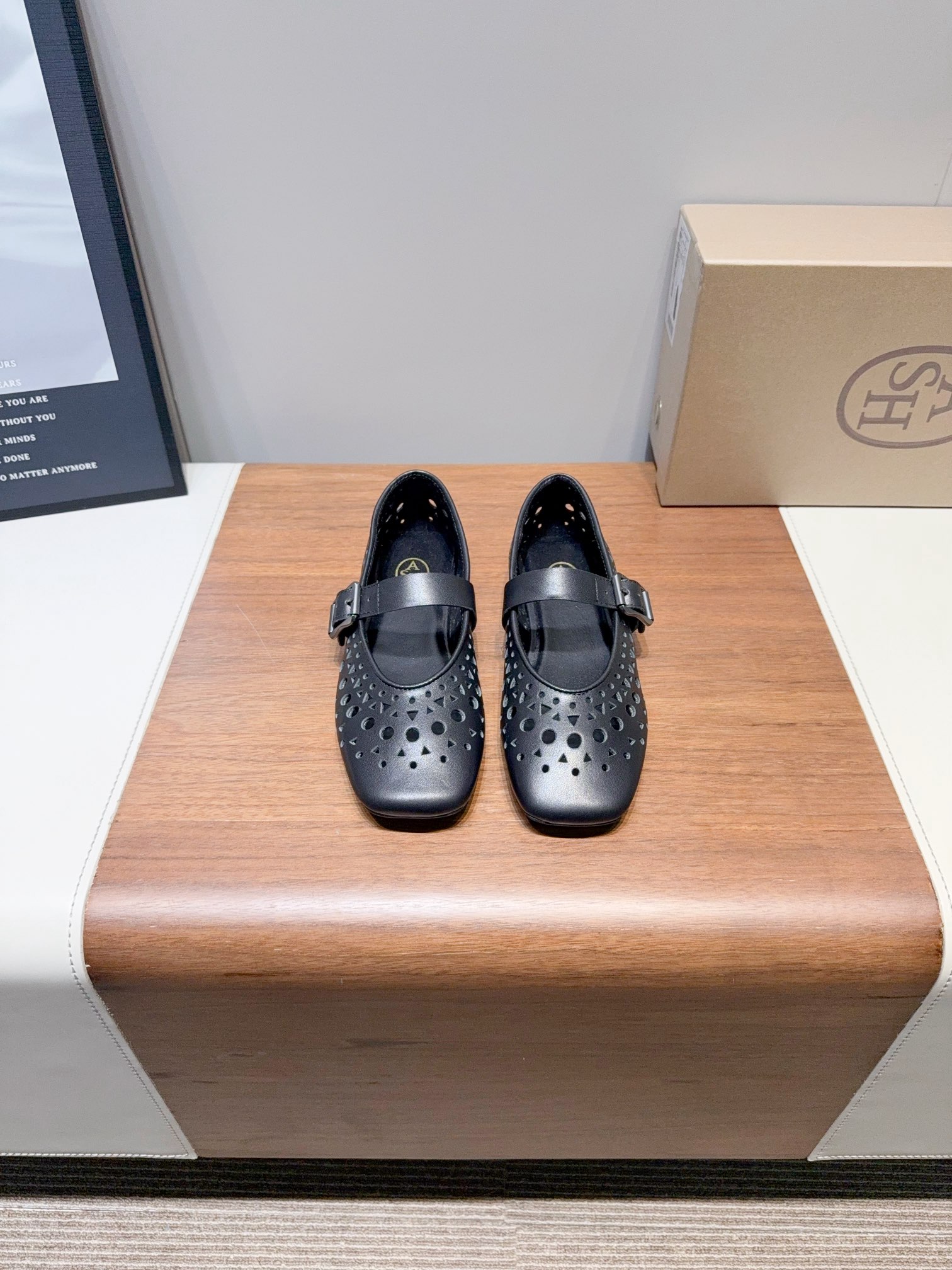 NO:407812,AS-Nigiri Trendy Brand 25ss Spring and Summer New Style, Hollow Flat Sole, Mary Jane Single Shoes Full of Summer Oxygen Feeling!  The round toe design of the punched ballet sandals is not squeezed, the hollow pattern is breathable and fairy-like~ Paired with a floral dress + straw woven bag, lightly strolling by the sea or garden for afternoon tea, the girl's heart is instantly healed!  Urban minimalist style, a new definition of breathing aesthetics!  Mary Zhen flat sandals piercing design is refreshing and not stuffy, ballet silhouette softens the edges and corners of the workplace, linen wide-leg pants + sleeveless vest, lazy and high-end feel is easy to use, commuting and shopping, the upper is made of original imported sheepskin, inner footbed sheepskin, original custom rubber sole Size: Women's model 35-40 (40 women's custom-made non-return and exchange), single shoes, sandals, mary jane, espadrilles, skirts, sheepskin19860909AS-小众潮牌 25ss春夏新款 镂空 平底 玛丽珍 单鞋 满满的夏日氧气感！冲孔芭蕾凉鞋圆头设计不挤脚,镂空花纹透气又仙气～搭配碎花连衣裙+草编包,轻盈漫步海边or花园下午茶,少女心瞬间被治愈！ 都市极简风,呼吸感美学新定义！玛丽珍平底凉鞋冲孔设计清爽不闷脚,芭蕾廓形柔化职场棱角,配亚麻阔腿裤+无袖背心,慵懒高级感信手拈来,通勤逛街两不误 鞋面采用原版进口羊皮 内里垫脚羊皮 大底原版定制橡胶大底 Size: 女款35-40（40女定做不退换）,单鞋,sandals,mary jane,espadrilles,skirts,sheepskin,Women's Shoes