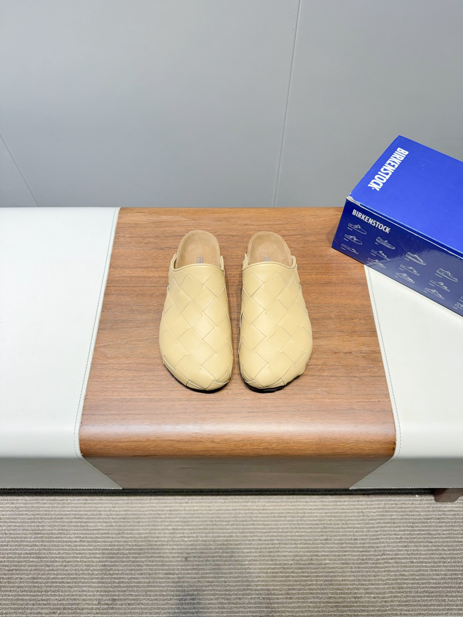 NO:407823,Birkenstoc - Birkenstoc slippers Classic Birkenstoc slippers 2025 summer new lazy pedal. The structure is based on the ergonomic design, so that the foot bed is perfectly fitted with the curve of the soles. Simply put, it is comfortable to put on and take off, and it is fashionable and versatile. Fabric: top layer cowhide foot pad: cow back velvet foot bed: cork + high elastic PVC sole: EVA rubber foam Size: women's 35-45 (40 women 45 men's custom-made non-return and exchange), semi-torque, birdstock, slippers, cowhide19860909Birkenstoc-勃肯拖鞋 经典款勃肯包头拖鞋2025夏季新款懒人一脚蹬,其构造鉴于人体工学设计,使脚床的构造完美的贴合脚底的弧度,简单来说就是,上脚舒适,穿脱方便,潮而百搭 面料:头层牛皮 垫脚:牛反绒 脚床:软木+高弹PVC 鞋底:EVA橡胶发泡 Size: 女款35-45（40女45男定做不退换）,半拖,birkenstock,slippers,cowhide,Women's Shoes