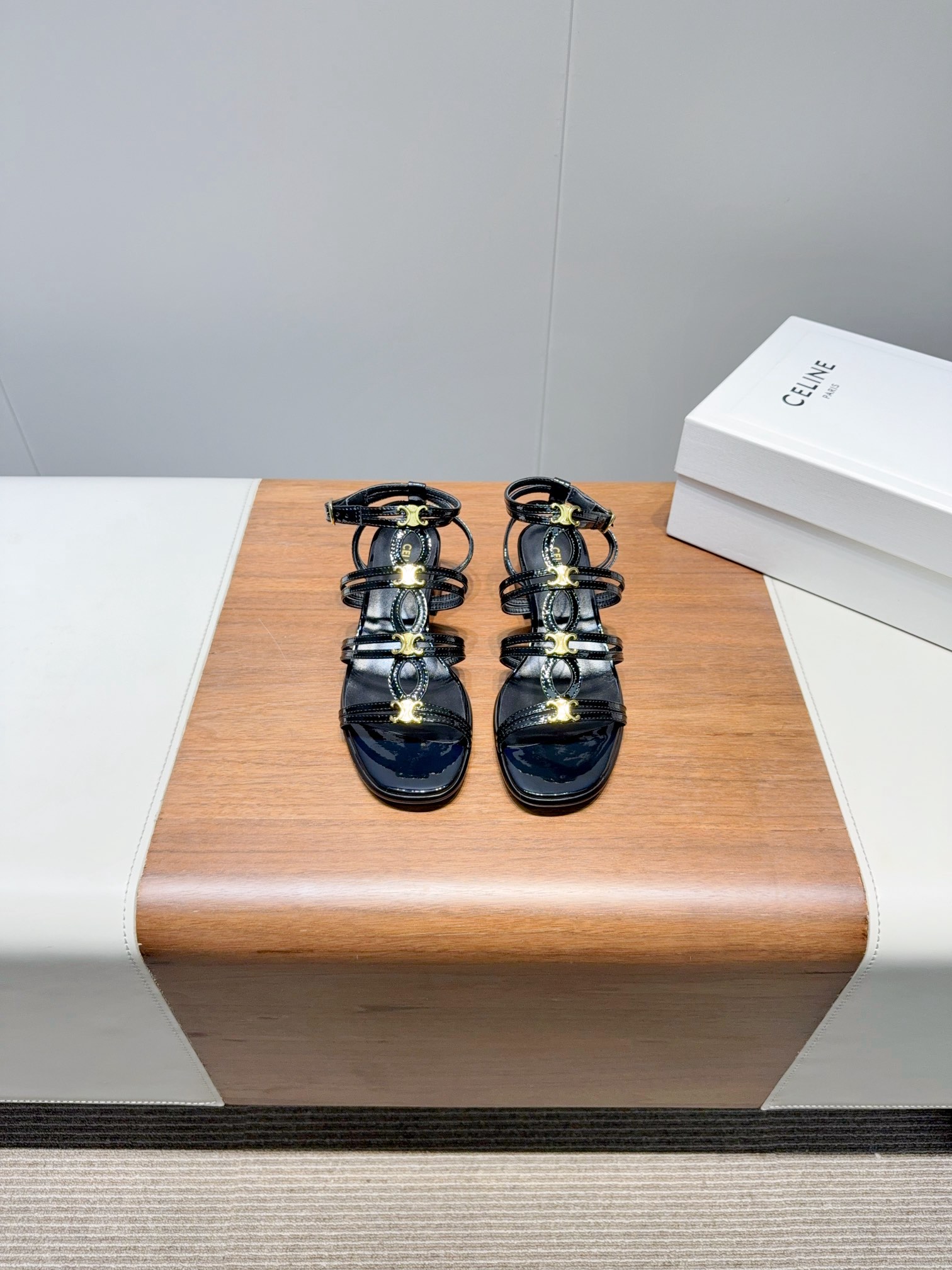 NO:405498,CELIN-woven cowhide leather flat-skinned sandals~~Arc de Triomphe sandals Selin's full series of classic colors, versatile M multiple skirts/pants, Internet celebrities wear socks with different colors, and they are super fashionable. The seemingly simple sandals have been debugged and modified for many months, and the midsole craftsmanship of the shoe is all the authentic grade... The actual product is more textured and atmospheric than the pictures... Fabric original ox patent leather imported cowhide sole imported double-layer genuine leather outsole heel height 4.5cm Size: 35-41 (40.41 for women custom-made for women, no return or exchange), sandals, celine, celine, sandals, skirts, cowhide, Leather soles, socks19860909CELIN-编织牛皮革平底条带小凉鞋~~凯旋门微标凉鞋赛琳全系列经典配色 百搭M多裙子/裤子,网红搭配不同颜色袜子穿也超级洋气 看似简单的凉鞋却历经多月M次调试改模,鞋型中底工艺都是正品级别……实物比图片更有质感大气…… 面料原版胎牛漆皮内里进口牛皮 鞋底进口双层真皮大底 跟高4.5cm Size: 35-41（40.41女定做不退换）,凉鞋,celine,celine,sandals,skirts,cowhide,Leather soles,socks,Women's Shoes