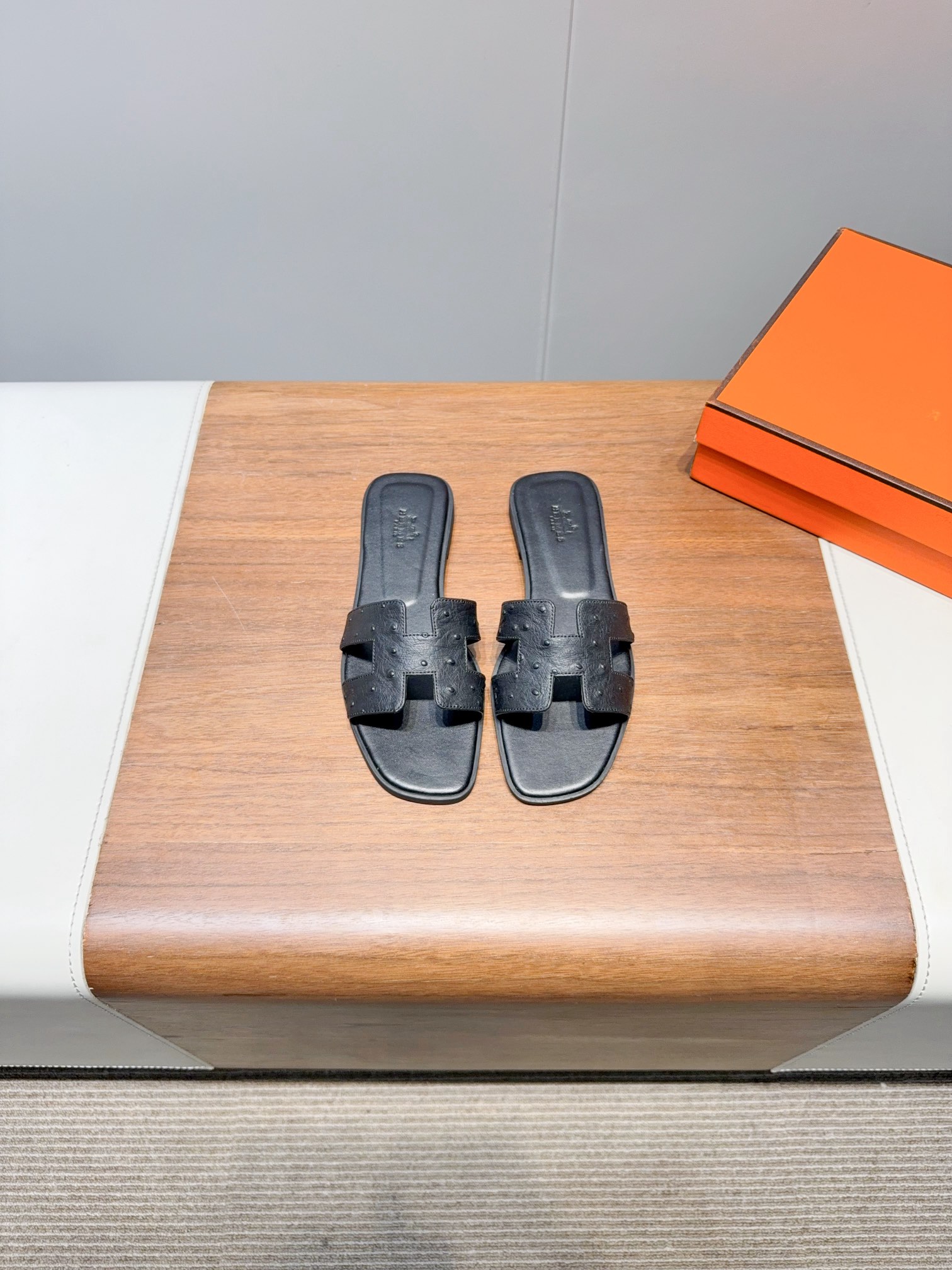 NO:405505,-Sandales Simple slippers are not simple. Low-key H slippers are surprisingly beautiful when you put on your feet!  Paired with pants will make the feeling of this slipper more!  Xia Duai’s slippers must not be missed. At first sight, there is a kind of intractable temptation that cannot be resisted. Huo really loves super fashionable, more exquisite, full leather comfort, and OK. Full handmade, one-on-one high-end private customization and random pk without any pressure. 2025 upgraded version, midsole full inclusive. Upgraded version Size: 35-41 (40.41 women’s customized products are not returned or exchanged), slippers, slippers19860909-凉拖 简单的拖鞋不简单 低调的H拖鞋,上脚意外的好看！搭配裤子会更加承托出这款拖鞋的感觉！ 夏独爱的拖鞋绝对不能错过,第一眼看到有种抵挡不住的诱 huo真的好爱好爱超级洋气更加精致全皮的舒适感也很OK全手工制作,一对一制作高端私人定制随意pk丝毫无压力 2025升级版,中底全包.版型做工材料升级 Size: 35-41（40.41女定做不退换）,拖鞋,slippers,Women's Shoes