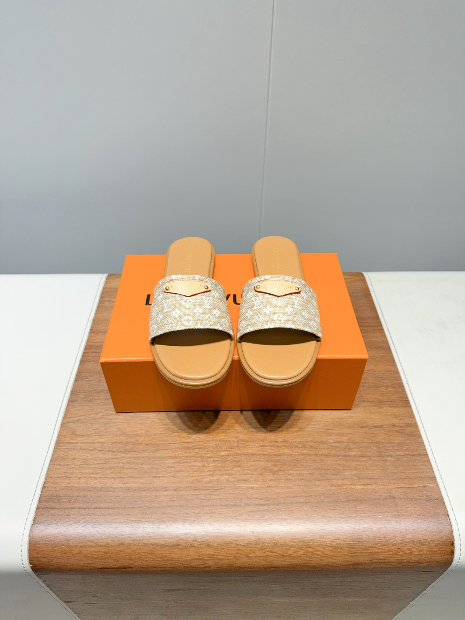 NO:407554,Louis Vuitto - Louis Vuitton Murakami Takashi Cherry Series The most popular item on the spring and summer show. Many supermodels are simple, elegant and very versatile. The upper is made of original cowhide; full leather bag naked pure hand-sewn upper, LV hardware buckle logo embellishment, breathable, comfortable and wear-resistant Italian leather outsole Size: 35-40 (40 women's customized custom-made, non-returnable), slippers, louis vuitton, louis vuitton, louis vuitton, slippers, cowhide, Leather soles19860909Louis Vuitto- 路易威登村上隆樱桃系列 春夏秀场出镜率最高的一款单品 超多名模上脚 简约大方非常百搭 鞋面采用原版牛皮； 全皮包裸纯手工缝纫鞋面,LV五金扣标识点缀 内里透气舒适耐磨 意大利真皮大底 Size: 35-40（40女定做不退换）,拖鞋,louis vuitton,louis vuitton,louis vuitton,slippers,cowhide,Leather soles,Women's Shoes