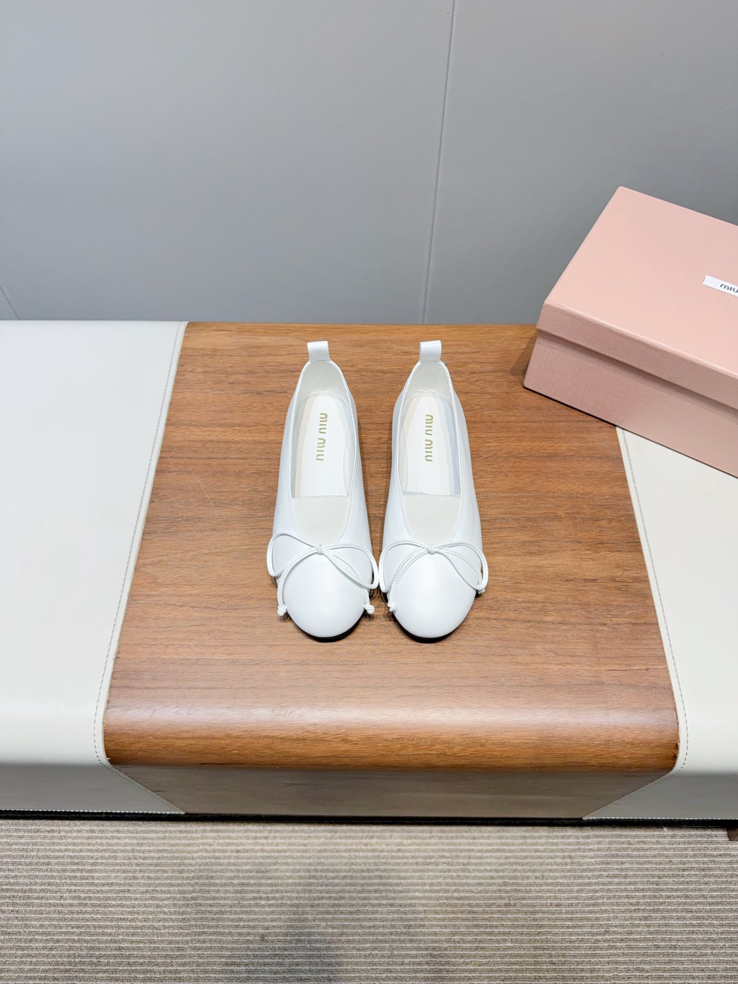 NO:407551,miu mi- 25ss round-toe bow-tie single shoes, ballet shoes, playful bows lit up sweet and cool atmosphere, simple lines hide exquisite thoughts, and it is fashionable and sense of atmosphere. Stable to grasp the girlishness and high-end feeling~ Upper mixed-bred sheepskin imported sheepskin, outsole leather soles Size: 35-40 (40 for women custom-made for women, no return or exchange), single shoes, miumiu, sheepskin, Leather soles19860909miu mi- 25ss圆头蝴蝶结走秀款单鞋 芭蕾舞鞋 俏皮蝴蝶结点亮甜酷氛围 简约线条藏着精致小心思 踩上就是时髦氛围感担当 把少女感和高级感稳稳拿捏~ 鞋面混种羊皮 内里进口羊皮 大底真皮大底 Size: 35-40（40女定做不退换）,单鞋,miumiu,sheepskin,Leather soles,Women's Shoes