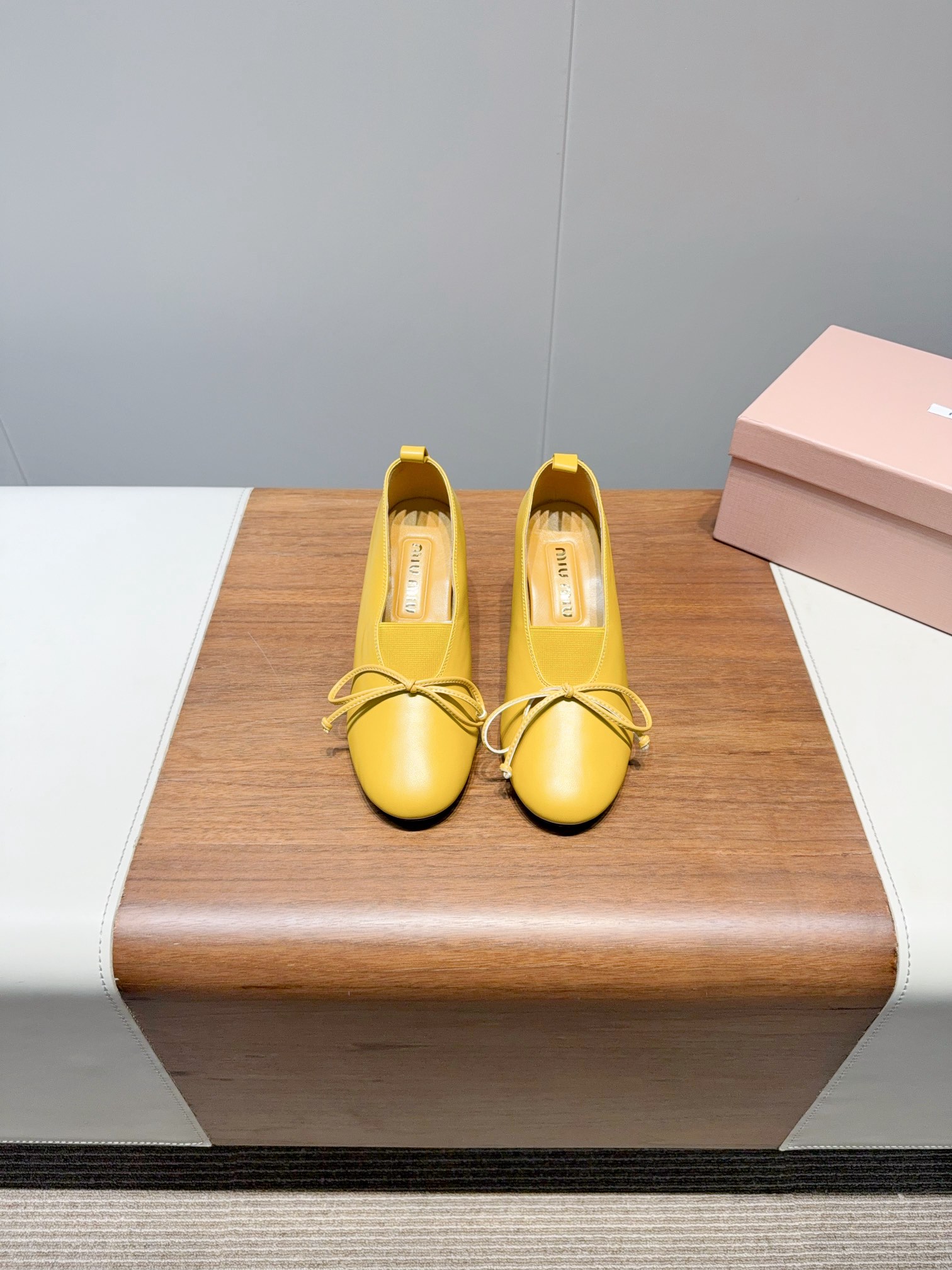 NO:407548,miu mi- 25ss round-toe bow-tie single shoes, ballet shoes, playful bows lit up the sweet and cool atmosphere, simple lines hide exquisite little thoughts, step on them to be fashionable and sense of atmosphere, firmly grasp the girlishness and high-end feeling~ Upper mixed-bred sheepskin imported sheepskin, outsole leather outsole heel height 6.5cm Size: 35-40 (40 for women custom-made for women, no return or exchange), single shoes, miumiu, sheepskin, Leather soles19860909miu mi- 25ss圆头蝴蝶结走秀款单鞋 芭蕾舞鞋 俏皮蝴蝶结点亮甜酷氛围 简约线条藏着精致小心思 踩上就是时髦氛围感担当 把少女感和高级感稳稳拿捏~ 鞋面混种羊皮 内里进口羊皮 大底真皮大底 跟高6.5cm  Size: 35-40（40女定做不退换）,单鞋,miumiu,sheepskin,Leather soles,Women's Shoes