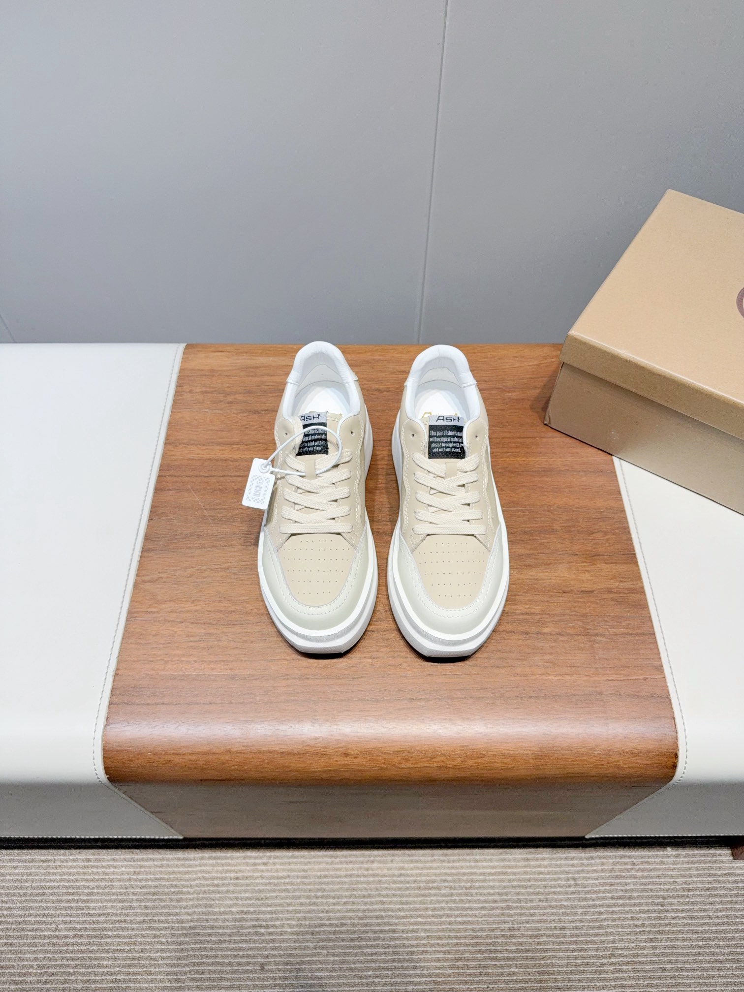 NO:407569,Price launches new AS* The same casual series for autumn stars, simple design punched breathable shoe body, paired with lightweight rebound and heightened sole. Fabric: top layer cowhide + cow back velvet sole rubber foam sole inner sheepskin 35-40 (40 women’s custom made without return or exchange) Extreme cost-effectiveness, no bargaining., casual shoes/sports shoes, sneakers, cowhide, sheepskin19860909Price 上新AS* 秋季明星同款休闲系列,简约设计的冲孔透气鞋身,搭配轻盈回弹增高鞋底. 面料:头层牛皮+牛反绒 鞋底橡胶发泡大底 内里羊皮  35-40（40女定做不退换） 极致性价比,不议价.,休闲鞋/运动鞋,sneakers,cowhide,sheepskin,Women's Shoes