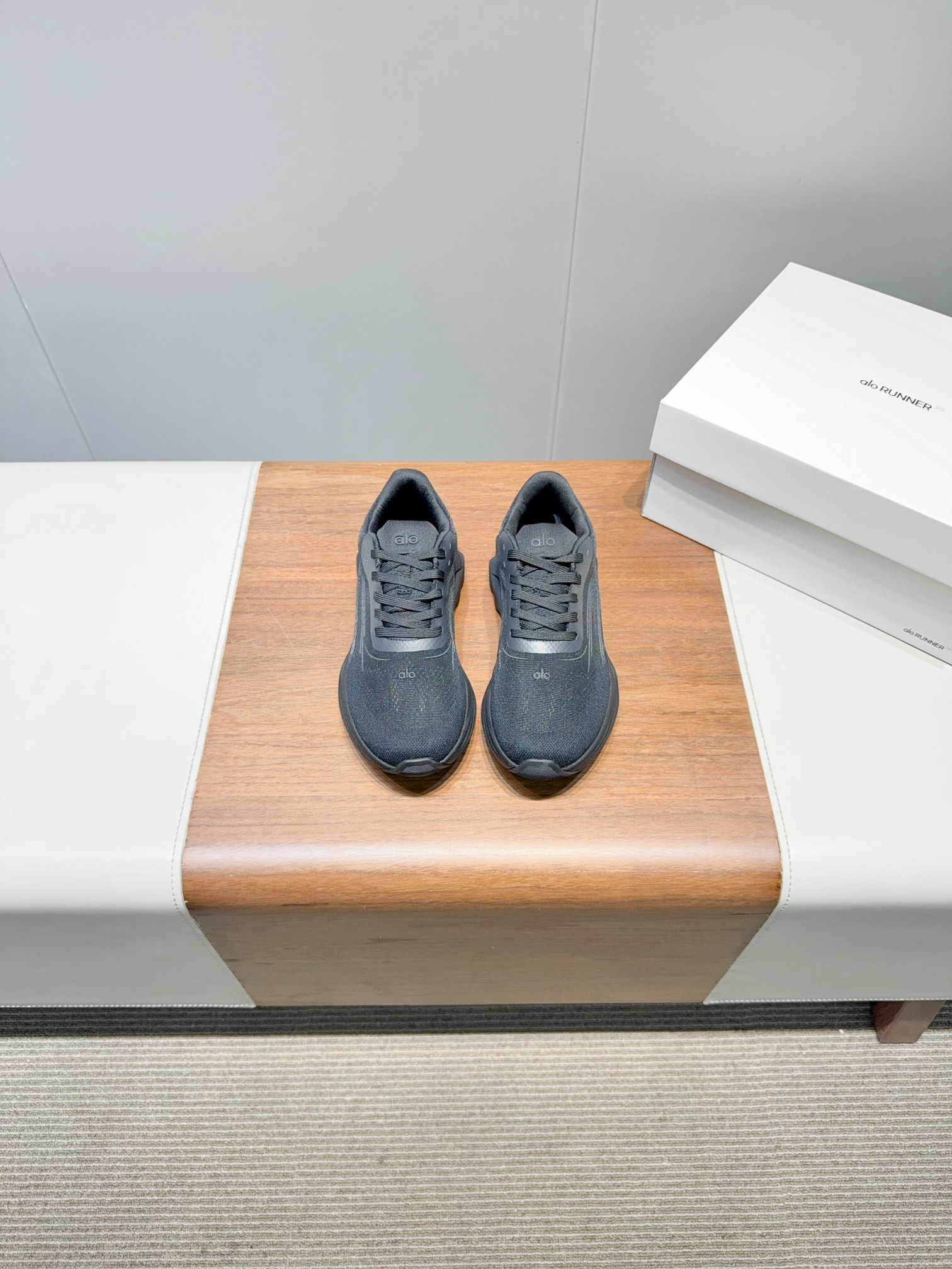 NO:407829,Alo spring and summer new style, thick sole comfortable, couple style, casual sports running yoga shoes, super popular brands this year, many celebrities and internet celebrities plant grass, and they are super versatile!  And super comfortable!  It is a thick bottom but it is not heavy at all on the feet, very lightweight!  It looks better when putting on socks!  And it is recommended by celebrities. It is a model that increases your legs and makes your legs look thinner!  Super suitable for us small girls~ the shoes are also a classic color-blocking and contrasting design with the delicate leather texture on the upper!  !  Material original mold opening process mesh surface, outsole IP foam ultra-clear material bottom rubber non-slip Size women 35-40 men 39-45 (female 40 men 45 custom made without return), casual shoes/sports shoes, sneakers19860909alo春夏新款 厚底舒适 情侣款 休闲 运动跑步瑜伽鞋 今年超火的品牌 好多明星网红种草 上脚超级百搭！而且超级舒适！是厚底款但是上脚一点都不沉非常轻便！套上袜套搭配更好看！而且还是明星同款推荐～上脚增高显腿细！超级适合我们小个子女生～鞋子整体也是经典的拼色撞色设计搭配鞋面细腻的真皮纹路肌理感！！材质原版开模工艺网面 大底IP发泡超清料底片橡胶防滑 Size女35-40男39-45（女40男45订做不退换）,休闲鞋/运动鞋,sneakers,Women's Shoes