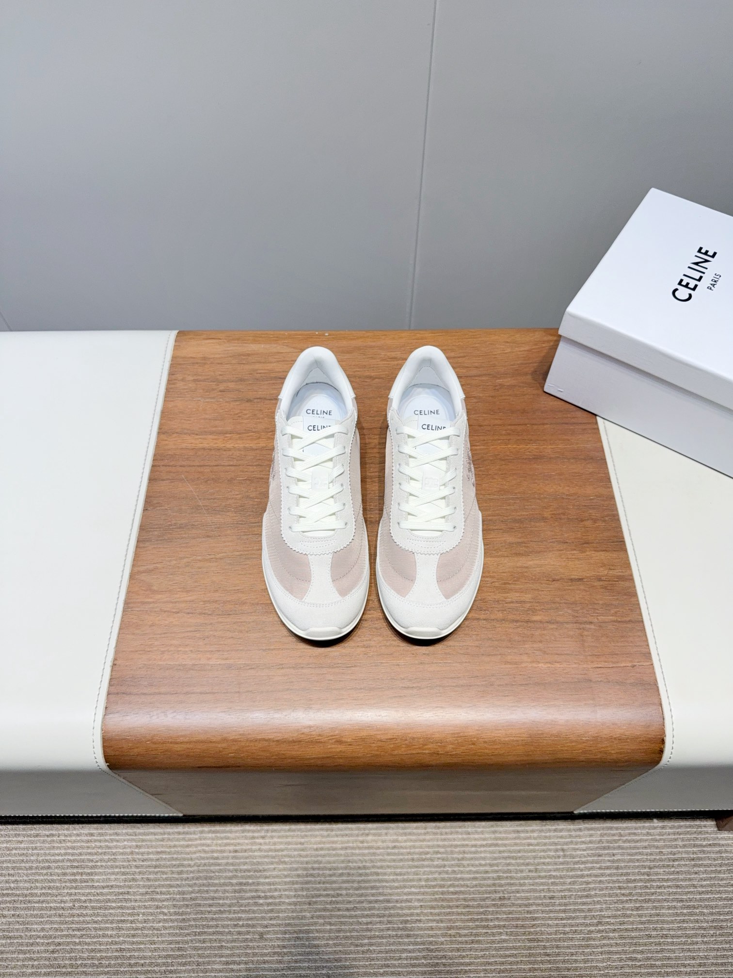 NO:407803,CELIN-Si Lin's latest Racer series for spring and summer Forrest Gump shoes Sports shoes Many celebrity fashion bloggers plant grass Forrest Gump shoes shoe design classic and never out of time, cool and versatile, whether it is sports style or casual wear on the street, it can perfectly adapt, easily improving the texture of the overall shape. Moreover, the design of this pair of shoes is very suitable for the foot shape, not tired of walking, and is also breathable in spring and summer, and will not sweat. Whether you are shopping, traveling or exercising, it can become your best match. The upper is high mercerized cowhide splicing breathable cloth Original private molding outsole Size women 35-40 (for women 40 custom-made, no return or exchange), casual shoes/sports shoes, celine, sneakers, cowhide19860909CELIN-思琳春夏最新款Racer系列 阿甘鞋 运动鞋 超多明星时尚博主种草 阿甘鞋鞋型设计经典永不过时 酷帅又百搭无论是运动风穿搭 还是日常出街的休闲装,它都能完美适配,轻松提升整体造型的质感 而且这双鞋的设计很贴合脚型,走路不累脚,春夏穿着也很透气,不会闷汗 不管你是去逛街、旅行还是运动,它都能成为你的最佳搭子 鞋面高丝光牛皮拼接透气布 原版私模大底 Size女35-40（女40订做不退换）,休闲鞋/运动鞋,celine,sneakers,cowhide,Women's Shoes