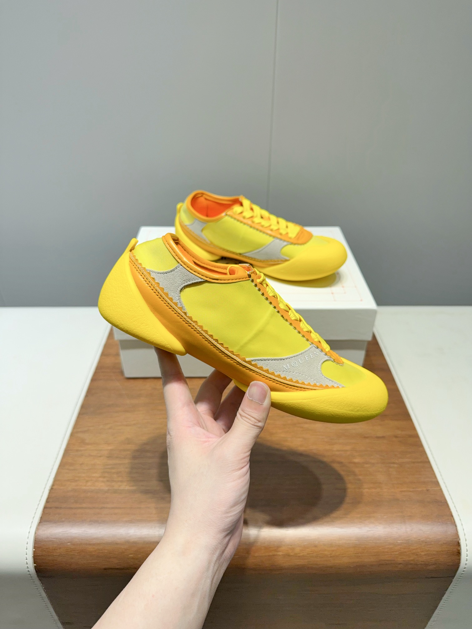 2025 McQueen’s High-Quality Men’s Shoes: Original 1:1 Version with McQueen Logo - 图片 1