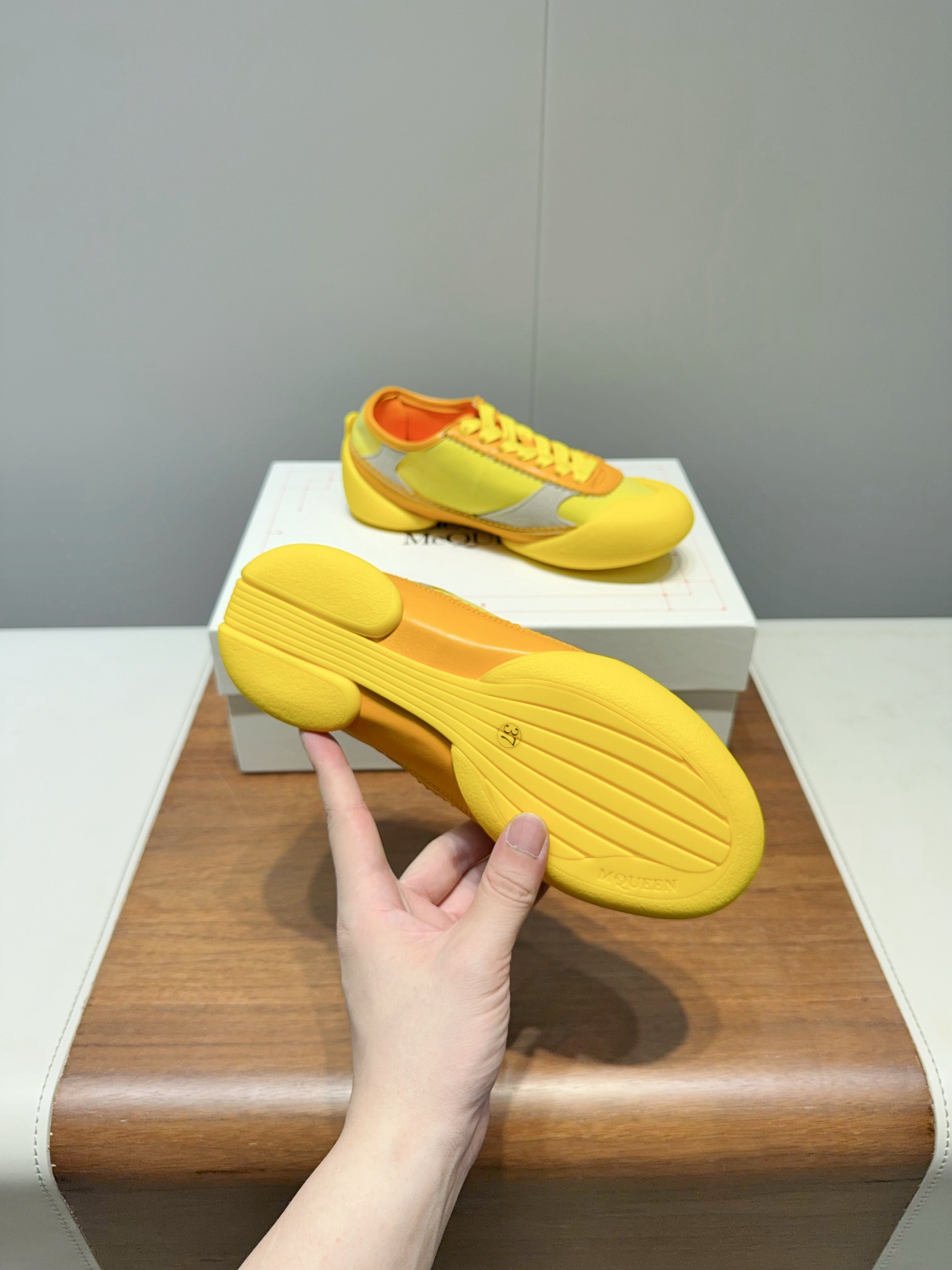 2025 McQueen’s High-Quality Men’s Shoes: Original 1:1 Version with McQueen Logo - 图片 6