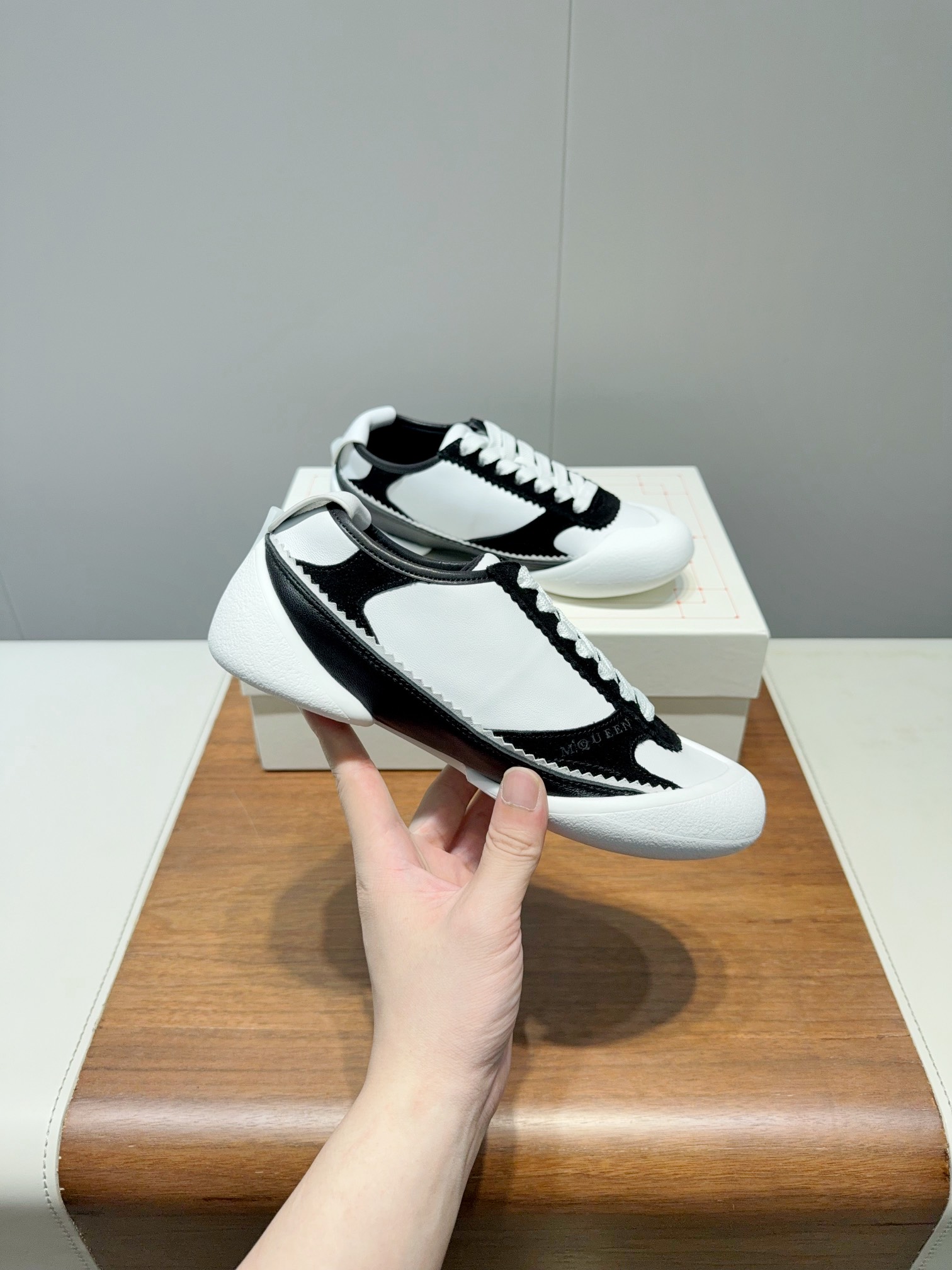 2025 McQueen’s New Alexander McQUEEN Shoes: Original Quality Certified, Latest Design Features, Various Colors - 图片 1