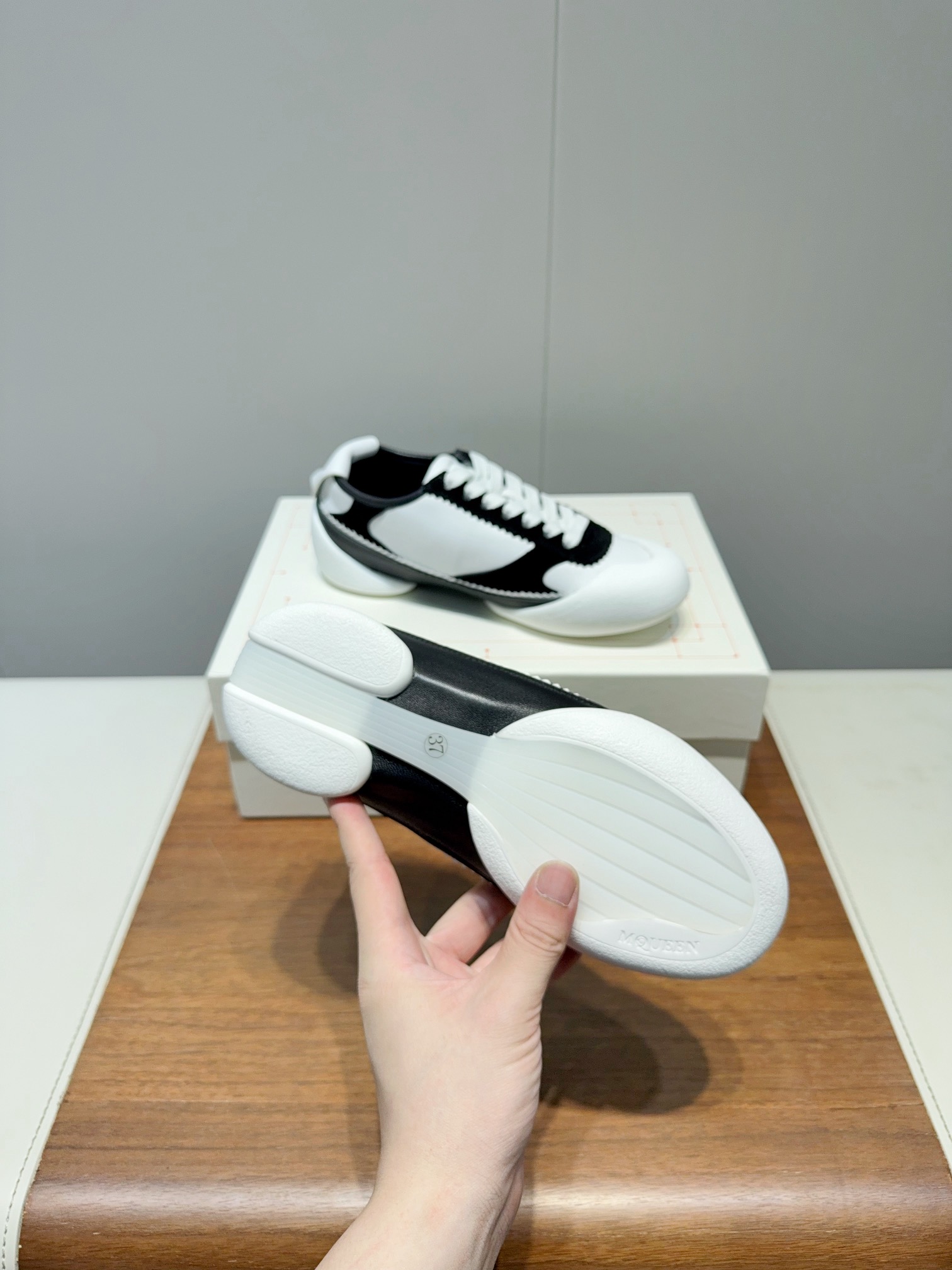 2025 McQueen’s New Alexander McQUEEN Shoes: Original Quality Certified, Latest Design Features, Various Colors - 图片 5