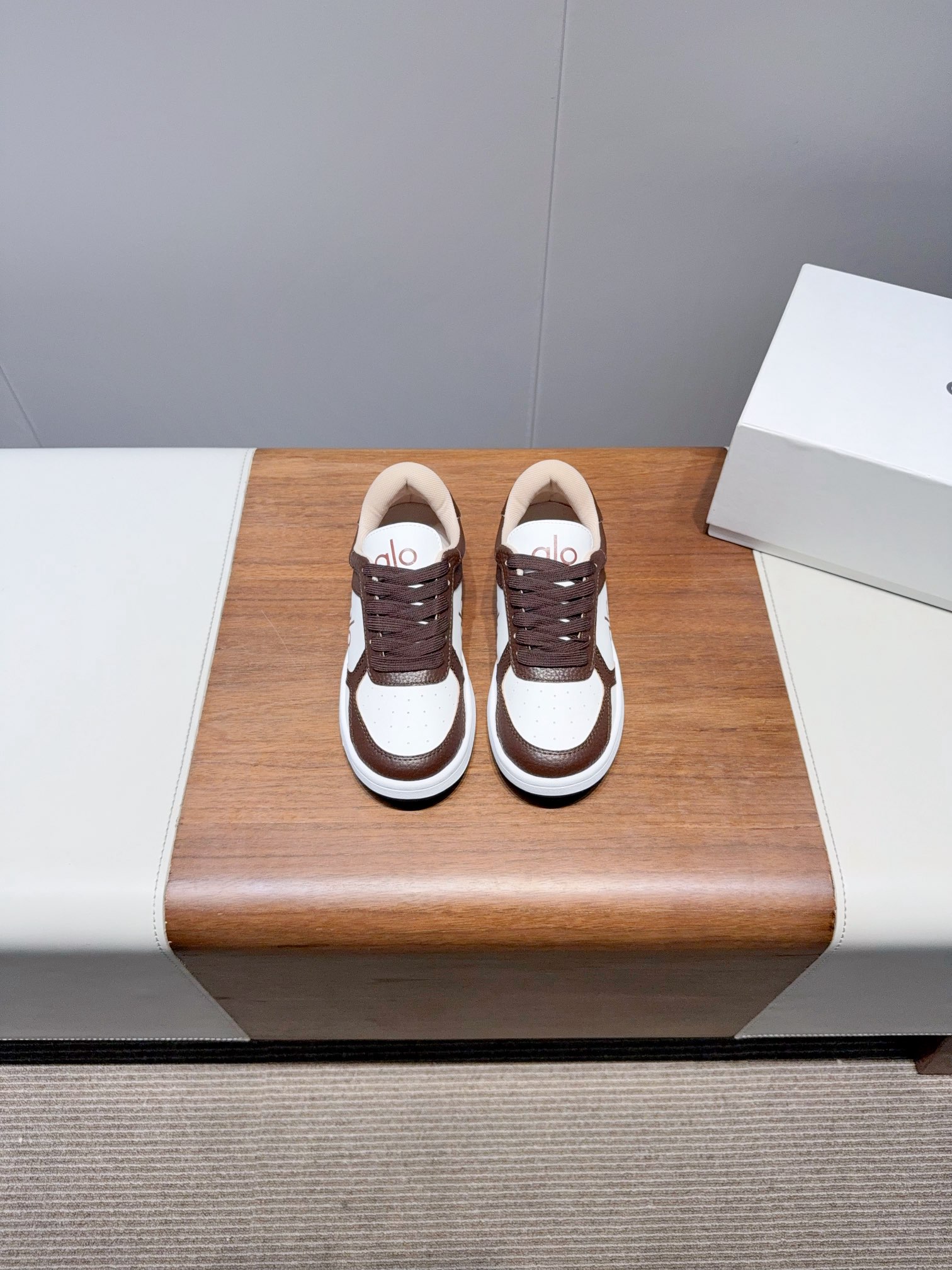 NO:493722,alo2025 spring and summer new color-blocking white shoes thick-soled comfortable casual shoes. Today's super popular brand. Many celebrities have planted grass. They are very light on their feet and put on socks and look better!  And it is recommended by the same model as the stars ~ It looks thin and is super suitable for us small girls ~ the shoes are also classic color-blocking and contrasting colors with the delicate leather texture on the upper. Material original leather. Imported terry cloth inside. Outsole pure natural rubber sole. Size women's 35-40 (for women 40 custom made without return or exchange), casual shoes/sports shoes, sneakers19860909alo2025春夏新款拼色小白鞋厚底舒适休闲鞋  今天超级火的品牌 好多明星网红种草 上脚非常轻便套上袜套搭配更好看！而且还是明星同款推荐～显腿细 超级适合我们小个子女生～鞋子整体也是经典的拼色撞色设计搭配鞋面细腻的真皮纹路肌理感 材质原版皮 内里进口毛巾布 大底纯天然橡胶大底 Size女35-40（女40订做不退换）,休闲鞋/运动鞋,sneakers,Women's Shoes