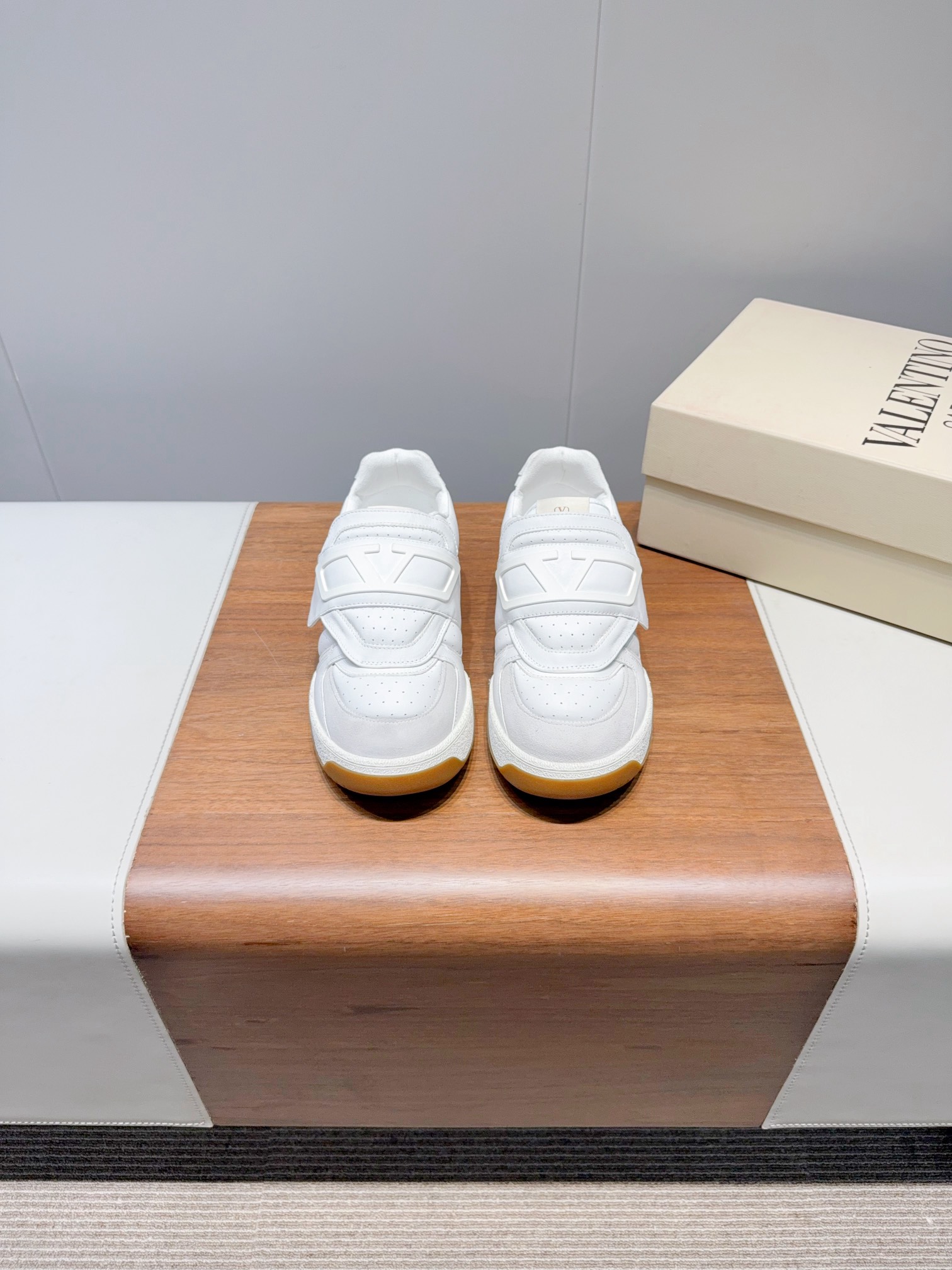 Luxurious 2025 New Pairs of Sneakers Certified by Valentin: Top Quality, Unbeatable Value - 图片 2