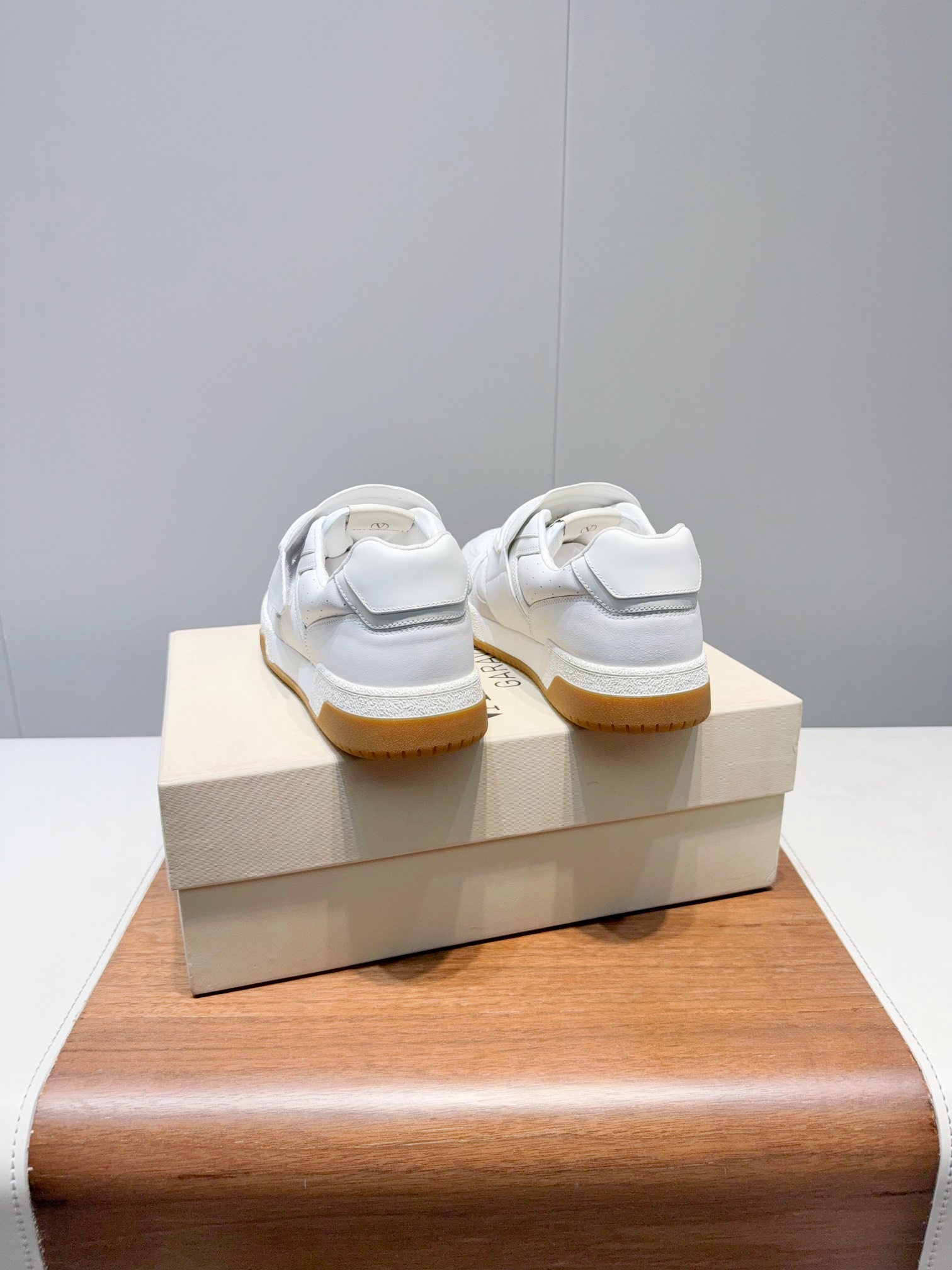 Luxurious 2025 New Pairs of Sneakers Certified by Valentin: Top Quality, Unbeatable Value - 图片 5