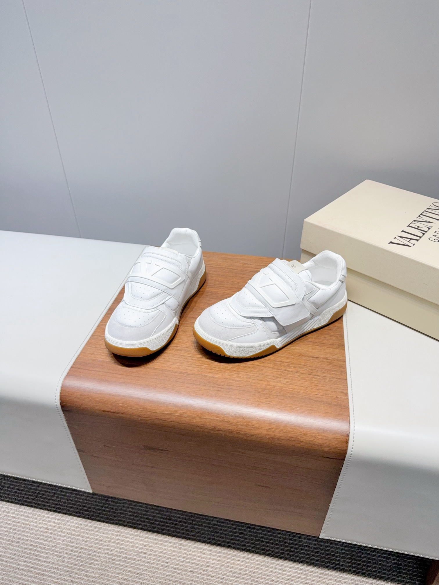 Luxurious 2025 New Pairs of Sneakers Certified by Valentin: Top Quality, Unbeatable Value - 图片 3