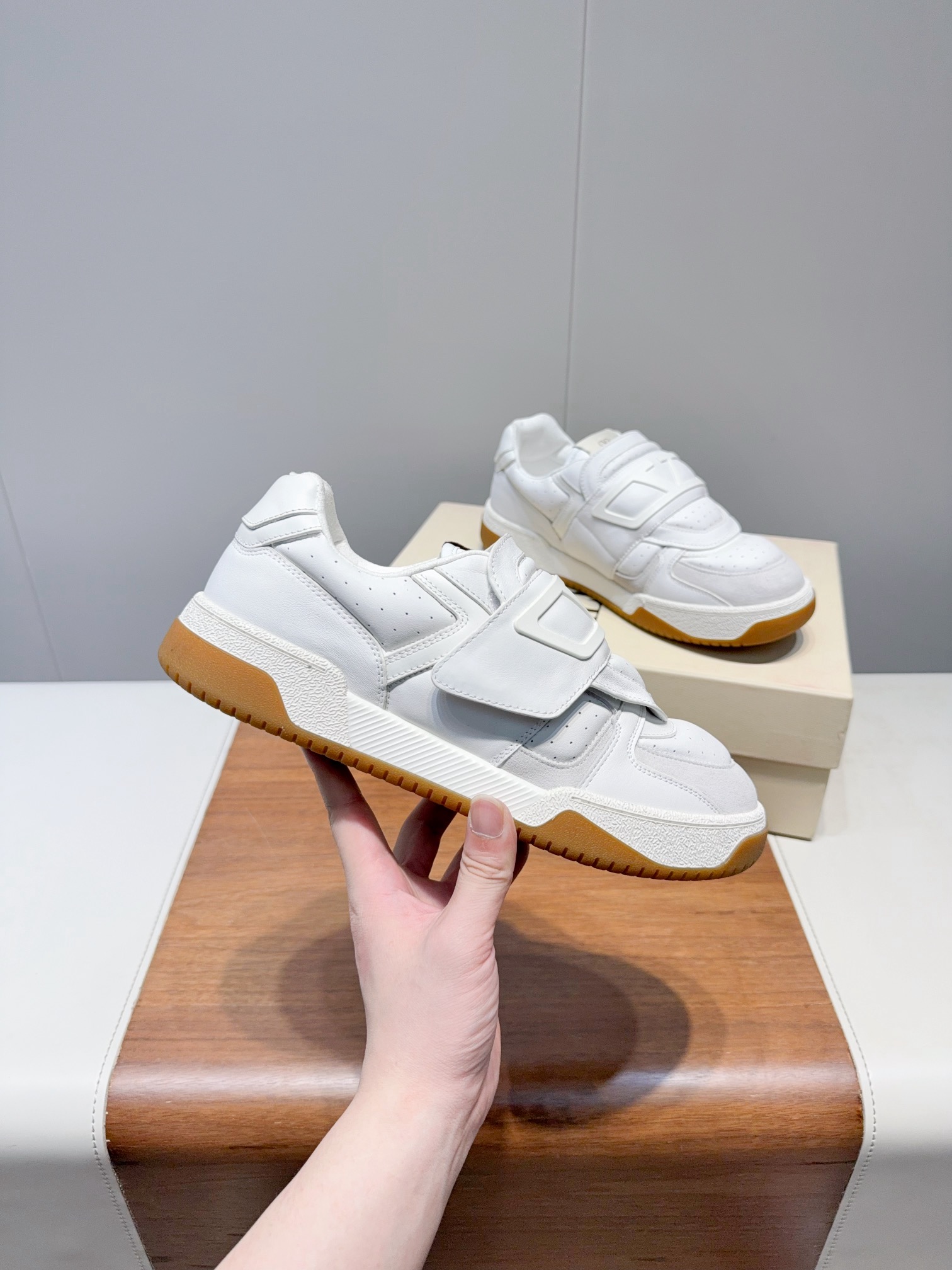 Luxurious 2025 New Pairs of Sneakers Certified by Valentin: Top Quality, Unbeatable Value - 图片 1