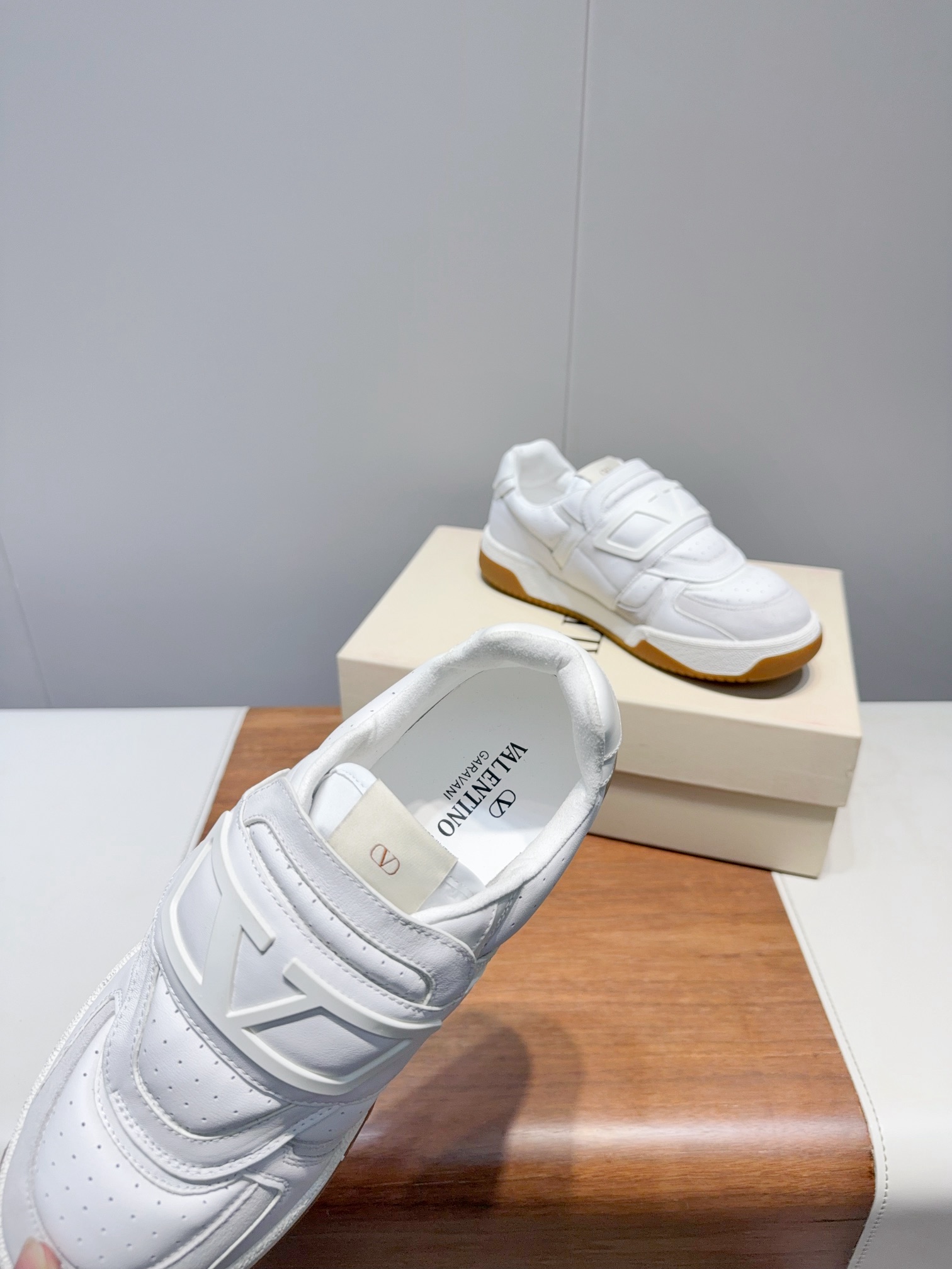 Luxurious 2025 New Pairs of Sneakers Certified by Valentin: Top Quality, Unbeatable Value - 图片 7