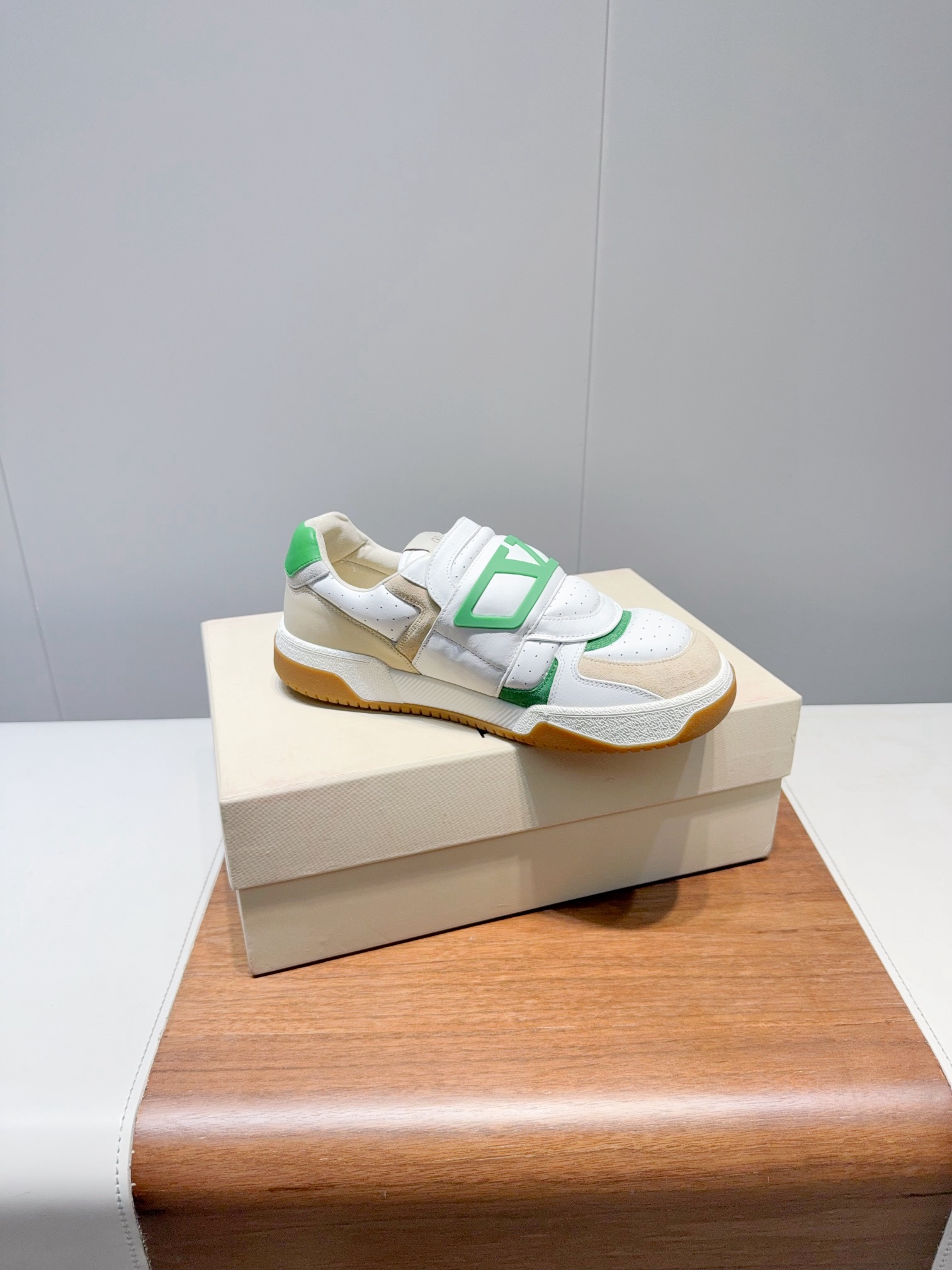 Valentin Certifies Luxury Sneakers for Sale: Top Quality, Elegant Design, Best Value. - 图片 6