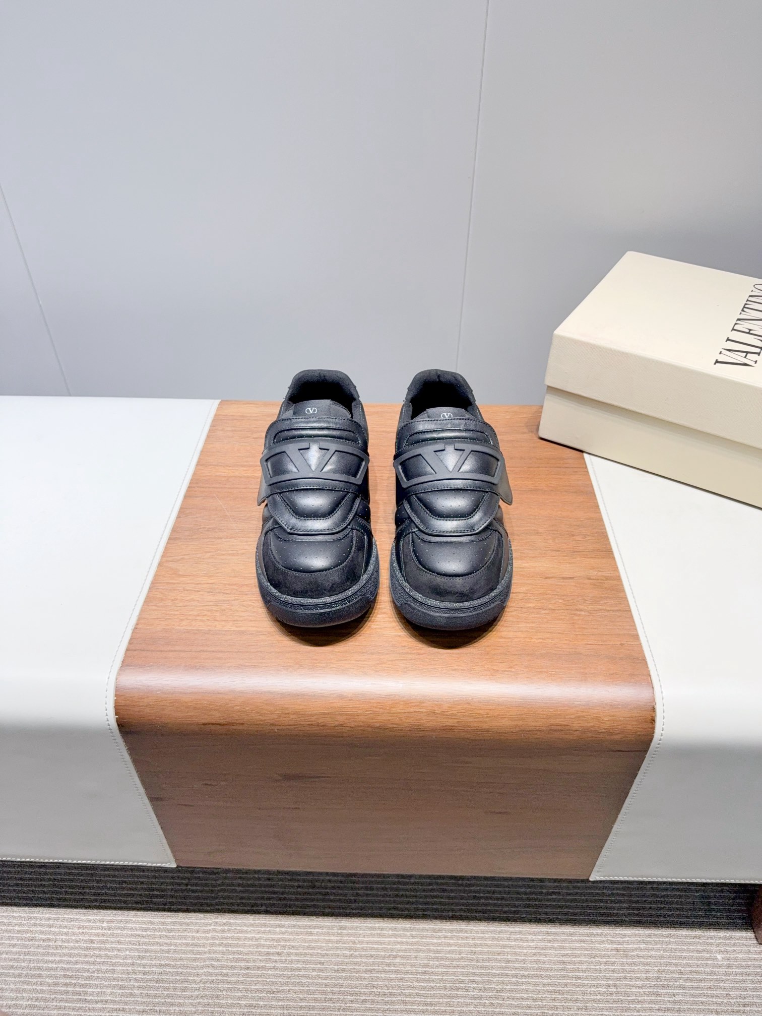 NO:546422,n Certified Warren Couple Model 2025 New Couple Sports Shoes are on sale. The original ZP is being purchased and disassembled. Repeated version and modification. The force must be restored one to one!  Top luxury masterpiece Velcro design Soft and comfortable imported calfskin brings excellent elegant texture and excellent comfort on the feet Top purchasing version upper imported calfskin surface/original oil edge craftsmanship Inner water dye cowhide inner lining original development two-color combination sole packaging original configuration full set of packaging: 35-46 (45,46 customized without return and exchange) Extreme cost-effectiveness, no bargaining., casual shoes/sports shoes, valentino, sneakers, cowhide19860909n已认证华伦 情侣款 2025新款情侣运动鞋 火爆发售. 原版ZP入购拆解. 反复打版调改. 力要一比一还原！顶级奢华力作 魔术贴设计 柔软舒适的进口小牛皮 带来卓越优雅的质感 与极佳的上脚舒适感 顶级代购版本鞋面进口小牛皮面/原版油边工艺 内里水染牛皮内里 大底原版开发双色组合大底 包装原版配置全套包装 : 35-46（45,46订做不退换） 极致性价比,不议价.,休闲鞋/运动鞋,valentino,sneakers,cowhide,Women's Shoes