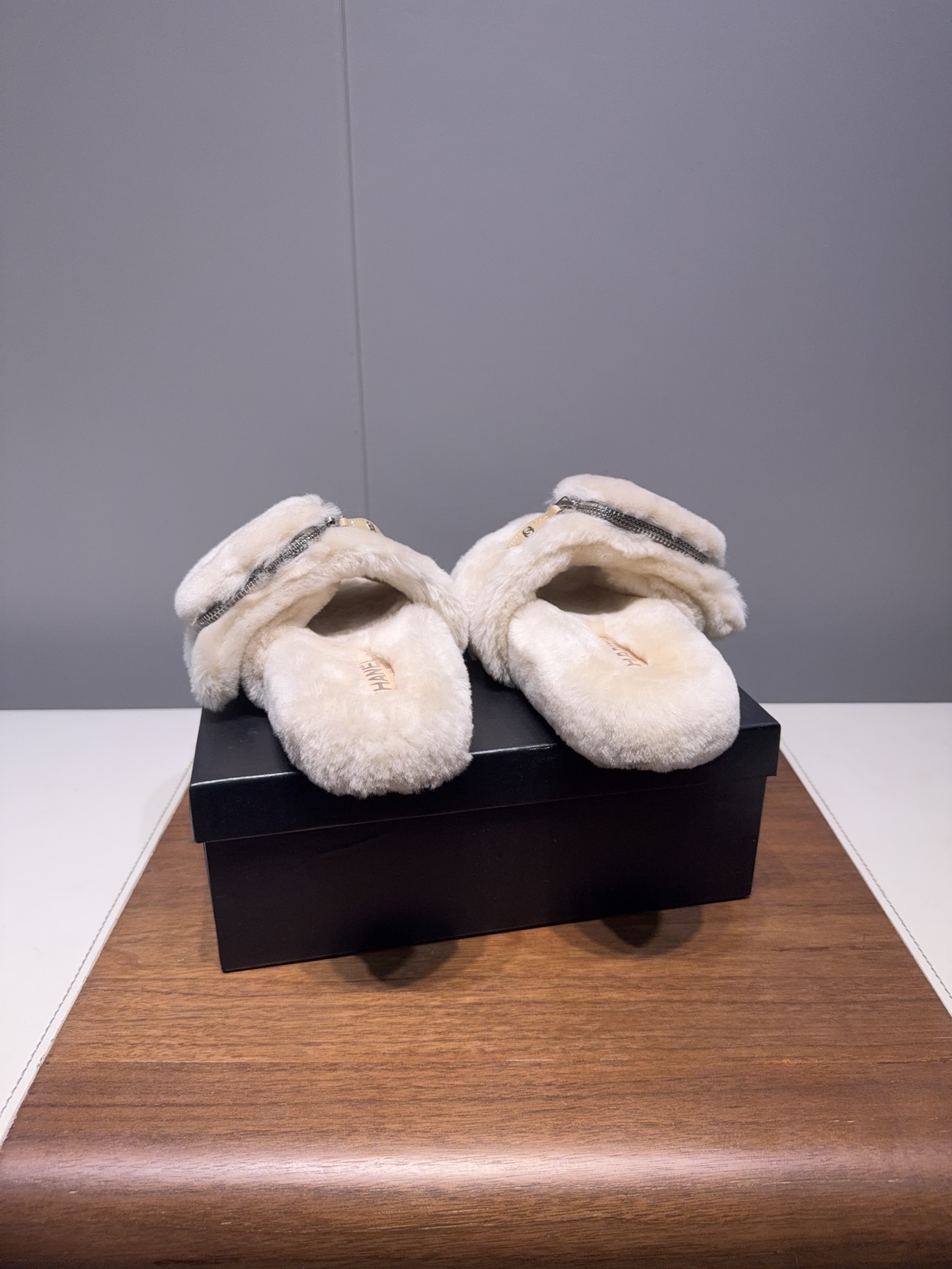 𝐂𝐇𝐀𝐍𝐄*  | 小香  25𝐬𝐬 

2025 秋冬新品  专柜经典款 小香双C钱包毛毛拖鞋系列上新〰

这款毛拖真的是真太可爱了～
柔软蓬松的毛毛，舒服暖脚!
秋冬搭配袜子休闲又慵懒
上脚真的好看又时髦!美腻美爆了!手感细腻柔软丝滑

鞋面：采用原版进口羊毛
内里垫脚：羊毛
鞋底：原版定制橡胶大底
𝙎𝙞𝙯𝙚: 35-40（40不退换）
𝙋𝙧𝙞𝙘𝙚：240
极致性价比出厂，不议价。
