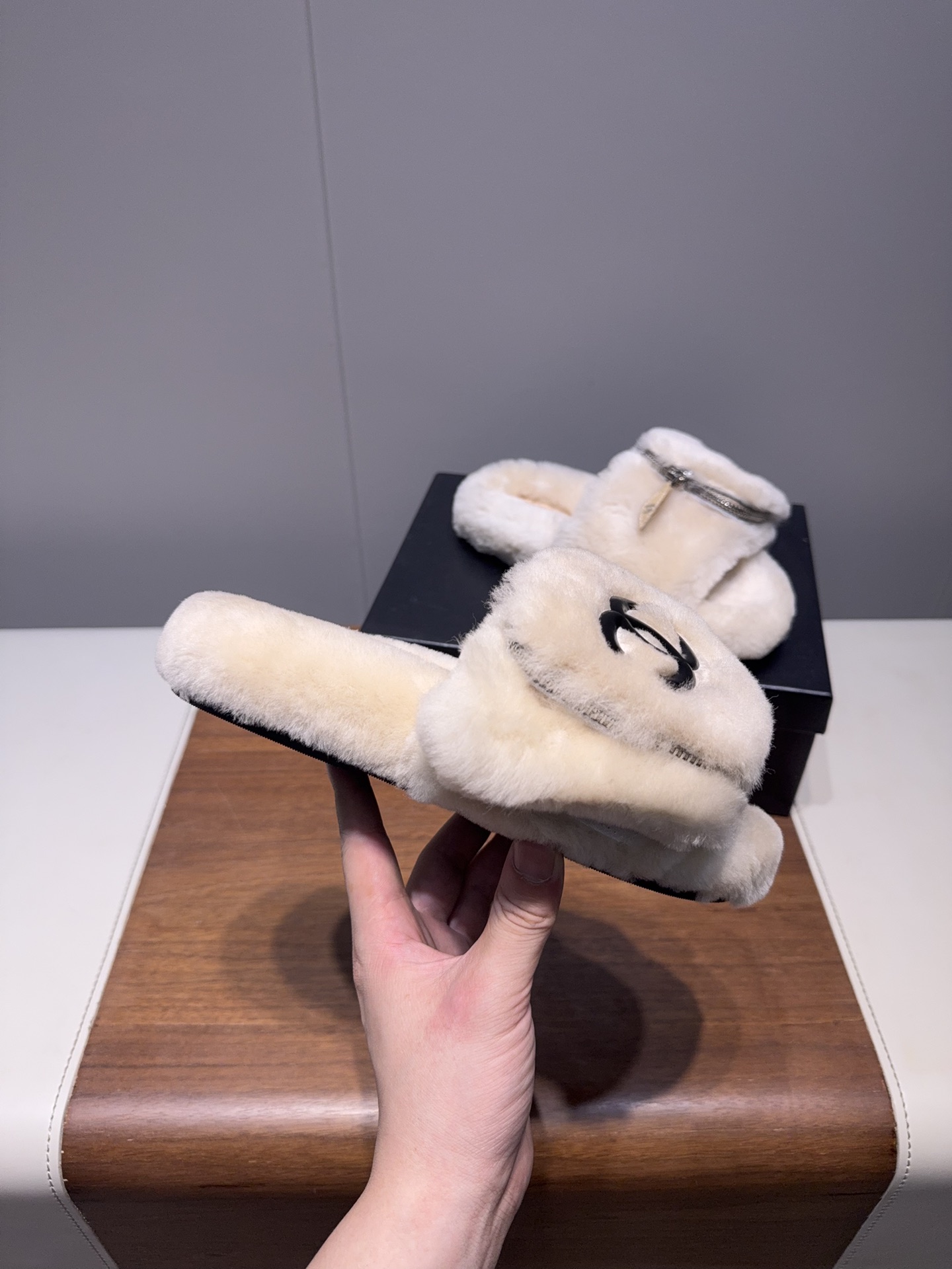 𝐂𝐇𝐀𝐍𝐄*  | 小香  25𝐬𝐬 

2025 秋冬新品  专柜经典款 小香双C钱包毛毛拖鞋系列上新〰

这款毛拖真的是真太可爱了～
柔软蓬松的毛毛，舒服暖脚!
秋冬搭配袜子休闲又慵懒
上脚真的好看又时髦!美腻美爆了!手感细腻柔软丝滑

鞋面：采用原版进口羊毛
内里垫脚：羊毛
鞋底：原版定制橡胶大底
𝙎𝙞𝙯𝙚: 35-40（40不退换）
𝙋𝙧𝙞𝙘𝙚：240
极致性价比出厂，不议价。
