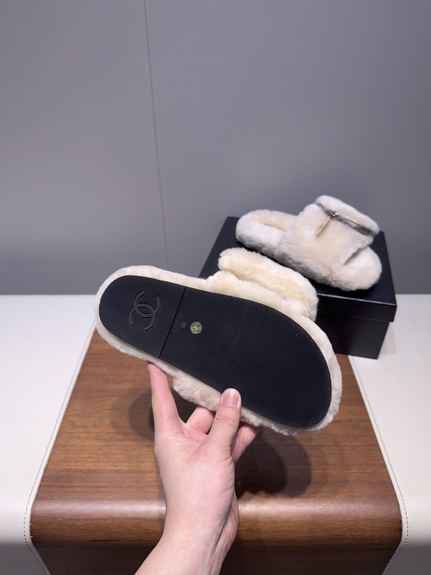 𝐂𝐇𝐀𝐍𝐄*  | 小香  25𝐬𝐬 

2025 秋冬新品  专柜经典款 小香双C钱包毛毛拖鞋系列上新〰

这款毛拖真的是真太可爱了～
柔软蓬松的毛毛，舒服暖脚!
秋冬搭配袜子休闲又慵懒
上脚真的好看又时髦!美腻美爆了!手感细腻柔软丝滑

鞋面：采用原版进口羊毛
内里垫脚：羊毛
鞋底：原版定制橡胶大底
𝙎𝙞𝙯𝙚: 35-40（40不退换）
𝙋𝙧𝙞𝙘𝙚：240
极致性价比出厂，不议价。
