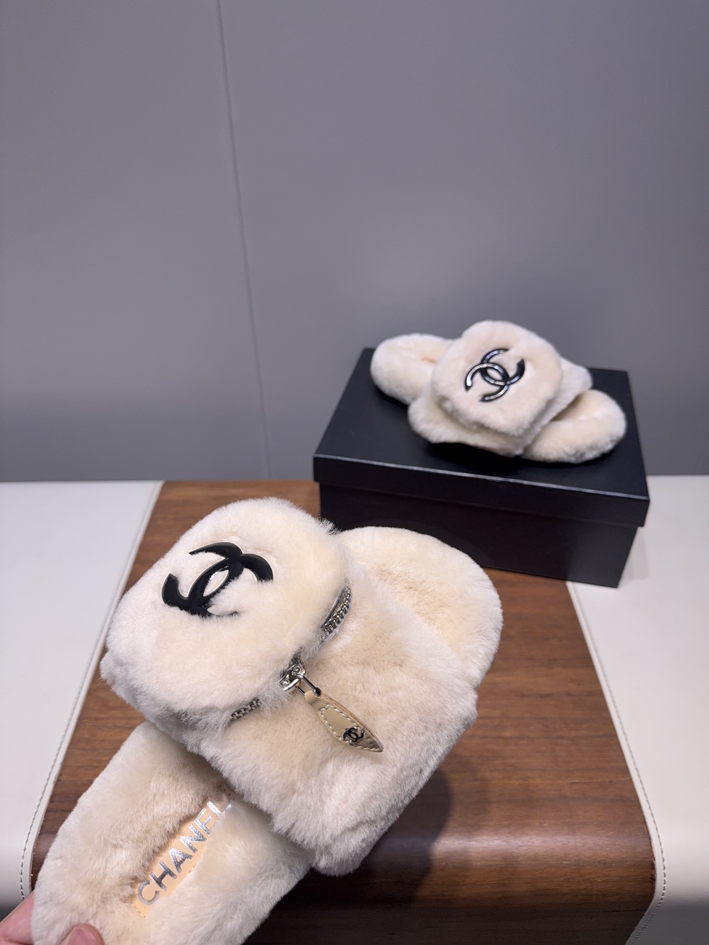 𝐂𝐇𝐀𝐍𝐄*  | 小香  25𝐬𝐬 

2025 秋冬新品  专柜经典款 小香双C钱包毛毛拖鞋系列上新〰

这款毛拖真的是真太可爱了～
柔软蓬松的毛毛，舒服暖脚!
秋冬搭配袜子休闲又慵懒
上脚真的好看又时髦!美腻美爆了!手感细腻柔软丝滑

鞋面：采用原版进口羊毛
内里垫脚：羊毛
鞋底：原版定制橡胶大底
𝙎𝙞𝙯𝙚: 35-40（40不退换）
𝙋𝙧𝙞𝙘𝙚：240
极致性价比出厂，不议价。
