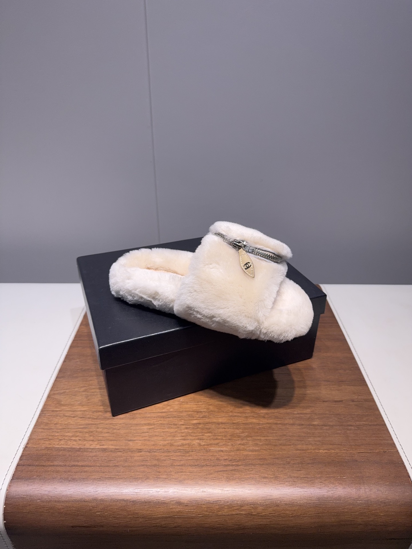 𝐂𝐇𝐀𝐍𝐄*  | 小香  25𝐬𝐬 

2025 秋冬新品  专柜经典款 小香双C钱包毛毛拖鞋系列上新〰

这款毛拖真的是真太可爱了～
柔软蓬松的毛毛，舒服暖脚!
秋冬搭配袜子休闲又慵懒
上脚真的好看又时髦!美腻美爆了!手感细腻柔软丝滑

鞋面：采用原版进口羊毛
内里垫脚：羊毛
鞋底：原版定制橡胶大底
𝙎𝙞𝙯𝙚: 35-40（40不退换）
𝙋𝙧𝙞𝙘𝙚：240
极致性价比出厂，不议价。
