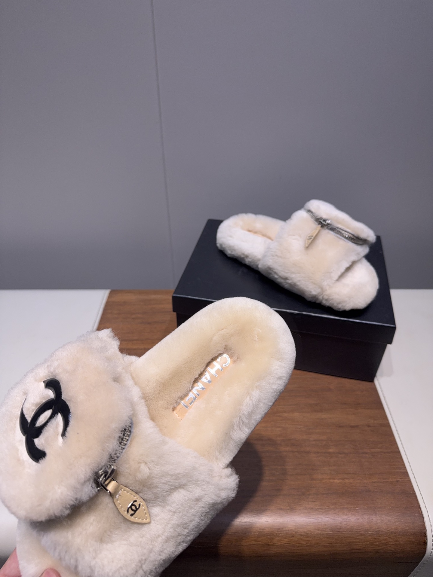 𝐂𝐇𝐀𝐍𝐄*  | 小香  25𝐬𝐬 

2025 秋冬新品  专柜经典款 小香双C钱包毛毛拖鞋系列上新〰

这款毛拖真的是真太可爱了～
柔软蓬松的毛毛，舒服暖脚!
秋冬搭配袜子休闲又慵懒
上脚真的好看又时髦!美腻美爆了!手感细腻柔软丝滑

鞋面：采用原版进口羊毛
内里垫脚：羊毛
鞋底：原版定制橡胶大底
𝙎𝙞𝙯𝙚: 35-40（40不退换）
𝙋𝙧𝙞𝙘𝙚：240
极致性价比出厂，不议价。
