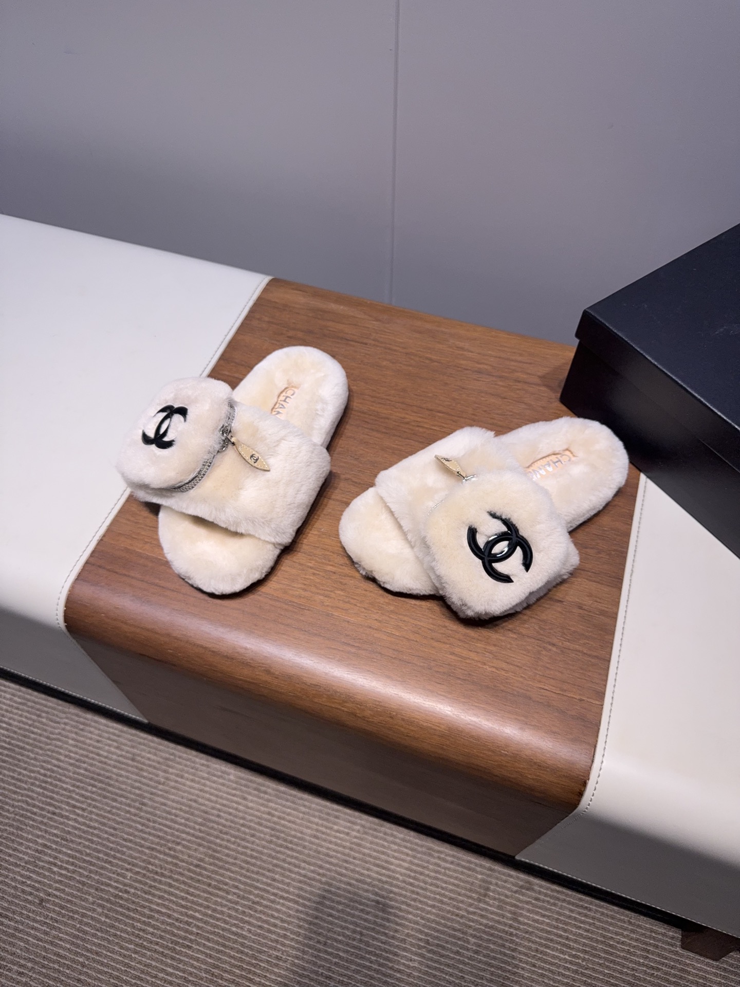 𝐂𝐇𝐀𝐍𝐄*  | 小香  25𝐬𝐬 

2025 秋冬新品  专柜经典款 小香双C钱包毛毛拖鞋系列上新〰

这款毛拖真的是真太可爱了～
柔软蓬松的毛毛，舒服暖脚!
秋冬搭配袜子休闲又慵懒
上脚真的好看又时髦!美腻美爆了!手感细腻柔软丝滑

鞋面：采用原版进口羊毛
内里垫脚：羊毛
鞋底：原版定制橡胶大底
𝙎𝙞𝙯𝙚: 35-40（40不退换）
𝙋𝙧𝙞𝙘𝙚：240
极致性价比出厂，不议价。
