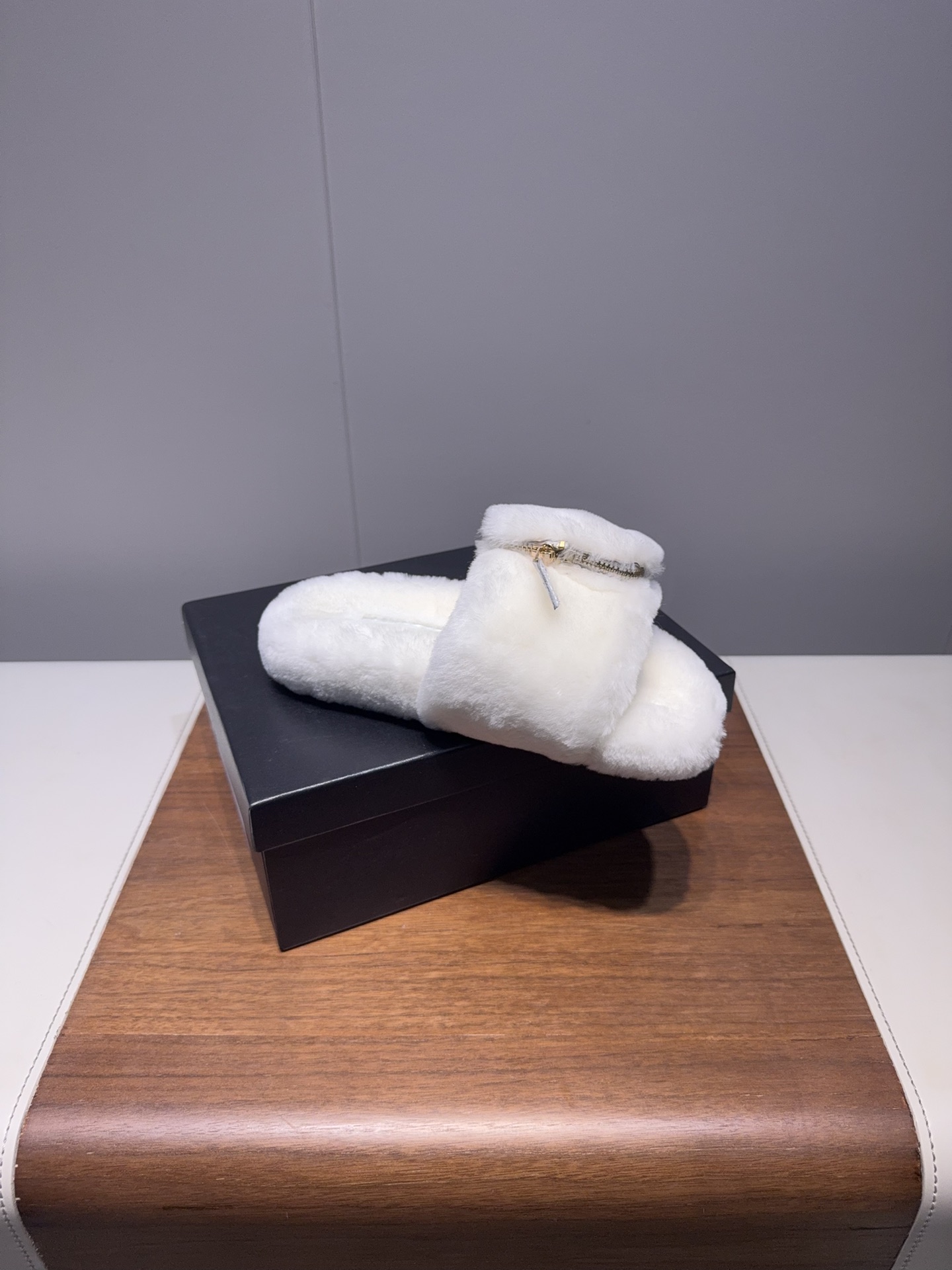 𝐂𝐇𝐀𝐍𝐄*  | 小香  25𝐬𝐬 

2025 秋冬新品  专柜经典款 小香双C钱包毛毛拖鞋系列上新〰

这款毛拖真的是真太可爱了～
柔软蓬松的毛毛，舒服暖脚!
秋冬搭配袜子休闲又慵懒
上脚真的好看又时髦!美腻美爆了!手感细腻柔软丝滑

鞋面：采用原版进口羊毛
内里垫脚：羊毛
鞋底：原版定制橡胶大底
𝙎𝙞𝙯𝙚: 35-40（40不退换）
𝙋𝙧𝙞𝙘𝙚：240
极致性价比出厂，不议价。
