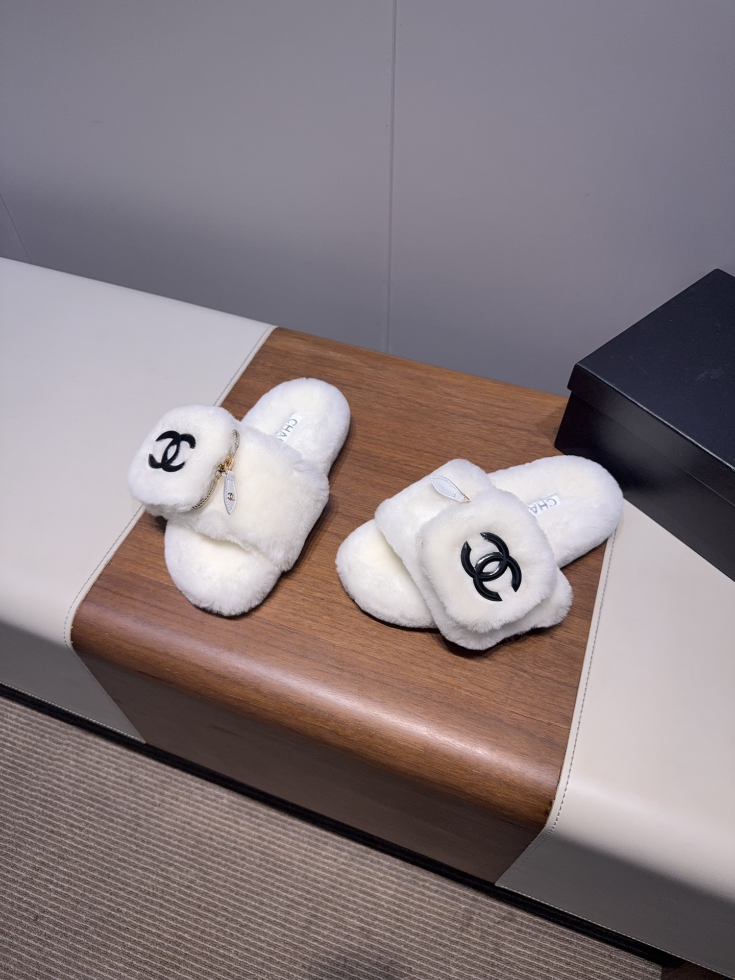 𝐂𝐇𝐀𝐍𝐄*  | 小香  25𝐬𝐬 

2025 秋冬新品  专柜经典款 小香双C钱包毛毛拖鞋系列上新〰

这款毛拖真的是真太可爱了～
柔软蓬松的毛毛，舒服暖脚!
秋冬搭配袜子休闲又慵懒
上脚真的好看又时髦!美腻美爆了!手感细腻柔软丝滑

鞋面：采用原版进口羊毛
内里垫脚：羊毛
鞋底：原版定制橡胶大底
𝙎𝙞𝙯𝙚: 35-40（40不退换）
𝙋𝙧𝙞𝙘𝙚：240
极致性价比出厂，不议价。
