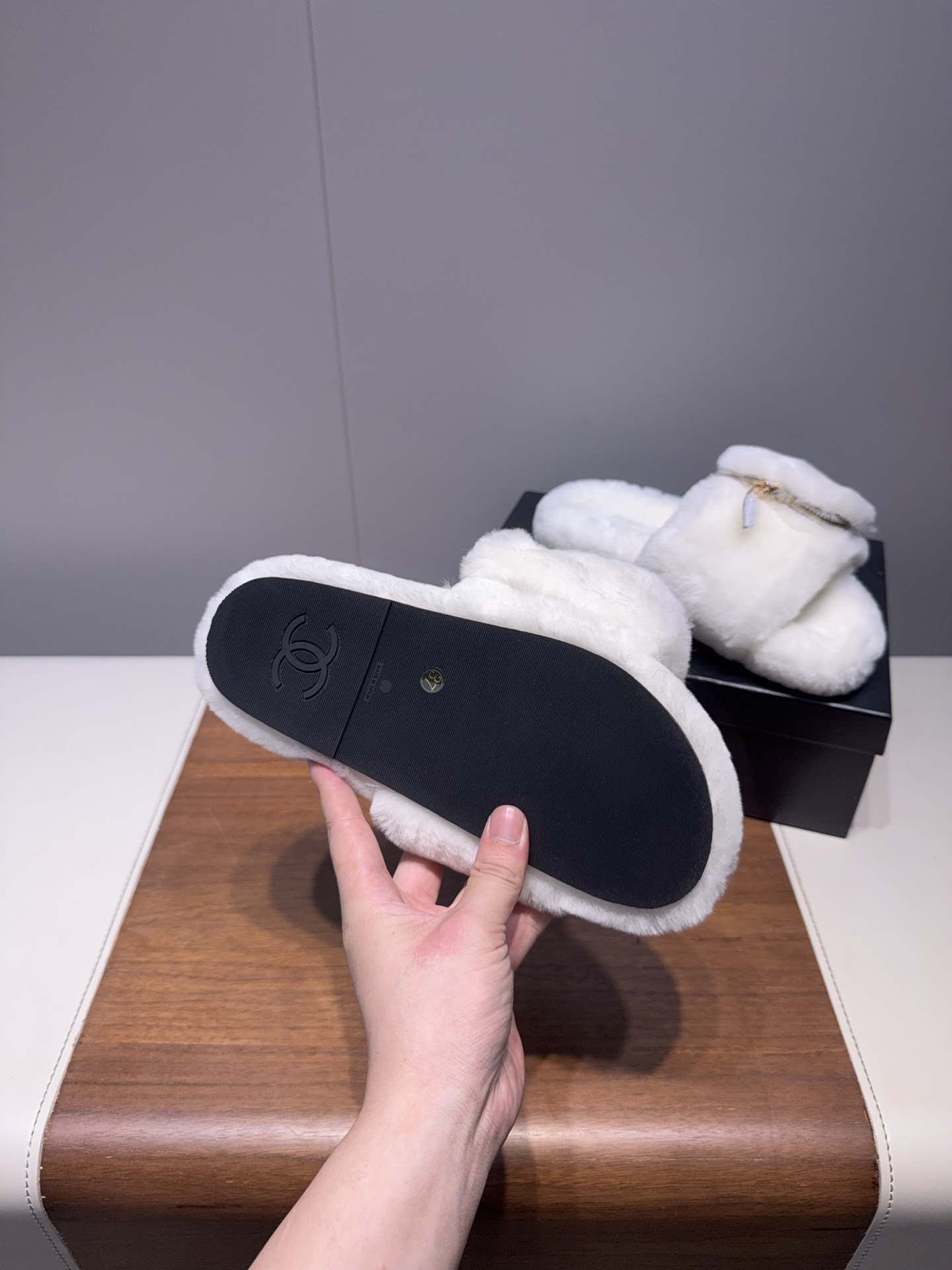 𝐂𝐇𝐀𝐍𝐄*  | 小香  25𝐬𝐬 

2025 秋冬新品  专柜经典款 小香双C钱包毛毛拖鞋系列上新〰

这款毛拖真的是真太可爱了～
柔软蓬松的毛毛，舒服暖脚!
秋冬搭配袜子休闲又慵懒
上脚真的好看又时髦!美腻美爆了!手感细腻柔软丝滑

鞋面：采用原版进口羊毛
内里垫脚：羊毛
鞋底：原版定制橡胶大底
𝙎𝙞𝙯𝙚: 35-40（40不退换）
𝙋𝙧𝙞𝙘𝙚：240
极致性价比出厂，不议价。
