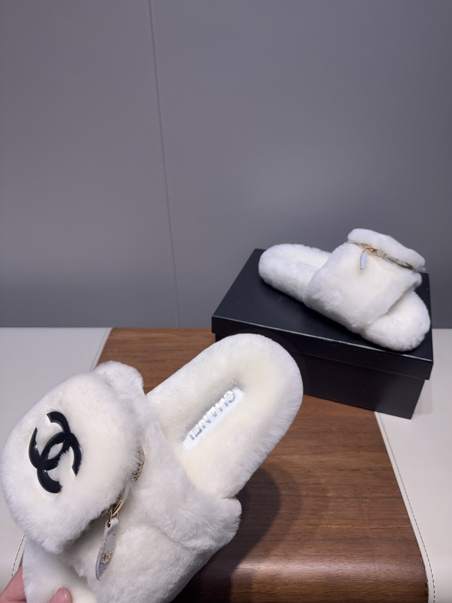 𝐂𝐇𝐀𝐍𝐄*  | 小香  25𝐬𝐬 

2025 秋冬新品  专柜经典款 小香双C钱包毛毛拖鞋系列上新〰

这款毛拖真的是真太可爱了～
柔软蓬松的毛毛，舒服暖脚!
秋冬搭配袜子休闲又慵懒
上脚真的好看又时髦!美腻美爆了!手感细腻柔软丝滑

鞋面：采用原版进口羊毛
内里垫脚：羊毛
鞋底：原版定制橡胶大底
𝙎𝙞𝙯𝙚: 35-40（40不退换）
𝙋𝙧𝙞𝙘𝙚：240
极致性价比出厂，不议价。
