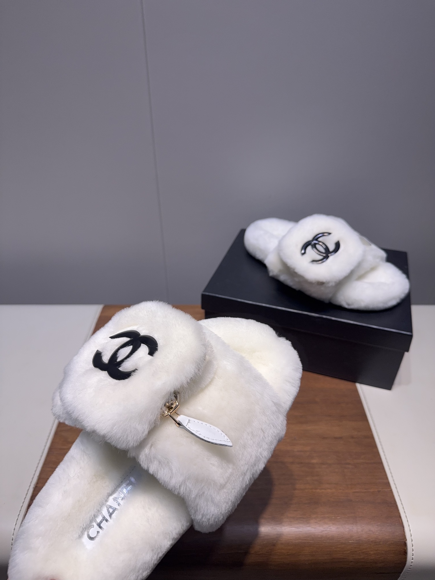 𝐂𝐇𝐀𝐍𝐄*  | 小香  25𝐬𝐬 

2025 秋冬新品  专柜经典款 小香双C钱包毛毛拖鞋系列上新〰

这款毛拖真的是真太可爱了～
柔软蓬松的毛毛，舒服暖脚!
秋冬搭配袜子休闲又慵懒
上脚真的好看又时髦!美腻美爆了!手感细腻柔软丝滑

鞋面：采用原版进口羊毛
内里垫脚：羊毛
鞋底：原版定制橡胶大底
𝙎𝙞𝙯𝙚: 35-40（40不退换）
𝙋𝙧𝙞𝙘𝙚：240
极致性价比出厂，不议价。
