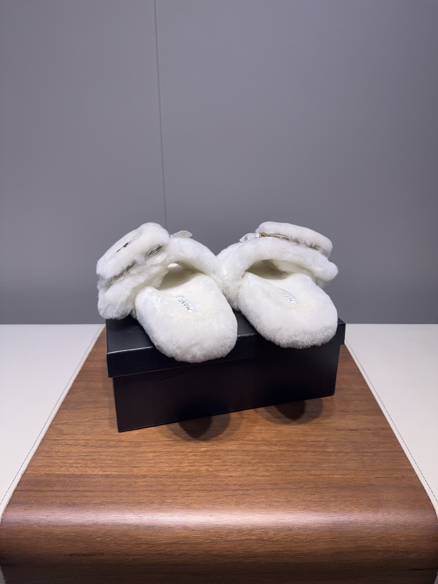 𝐂𝐇𝐀𝐍𝐄*  | 小香  25𝐬𝐬 

2025 秋冬新品  专柜经典款 小香双C钱包毛毛拖鞋系列上新〰

这款毛拖真的是真太可爱了～
柔软蓬松的毛毛，舒服暖脚!
秋冬搭配袜子休闲又慵懒
上脚真的好看又时髦!美腻美爆了!手感细腻柔软丝滑

鞋面：采用原版进口羊毛
内里垫脚：羊毛
鞋底：原版定制橡胶大底
𝙎𝙞𝙯𝙚: 35-40（40不退换）
𝙋𝙧𝙞𝙘𝙚：240
极致性价比出厂，不议价。
