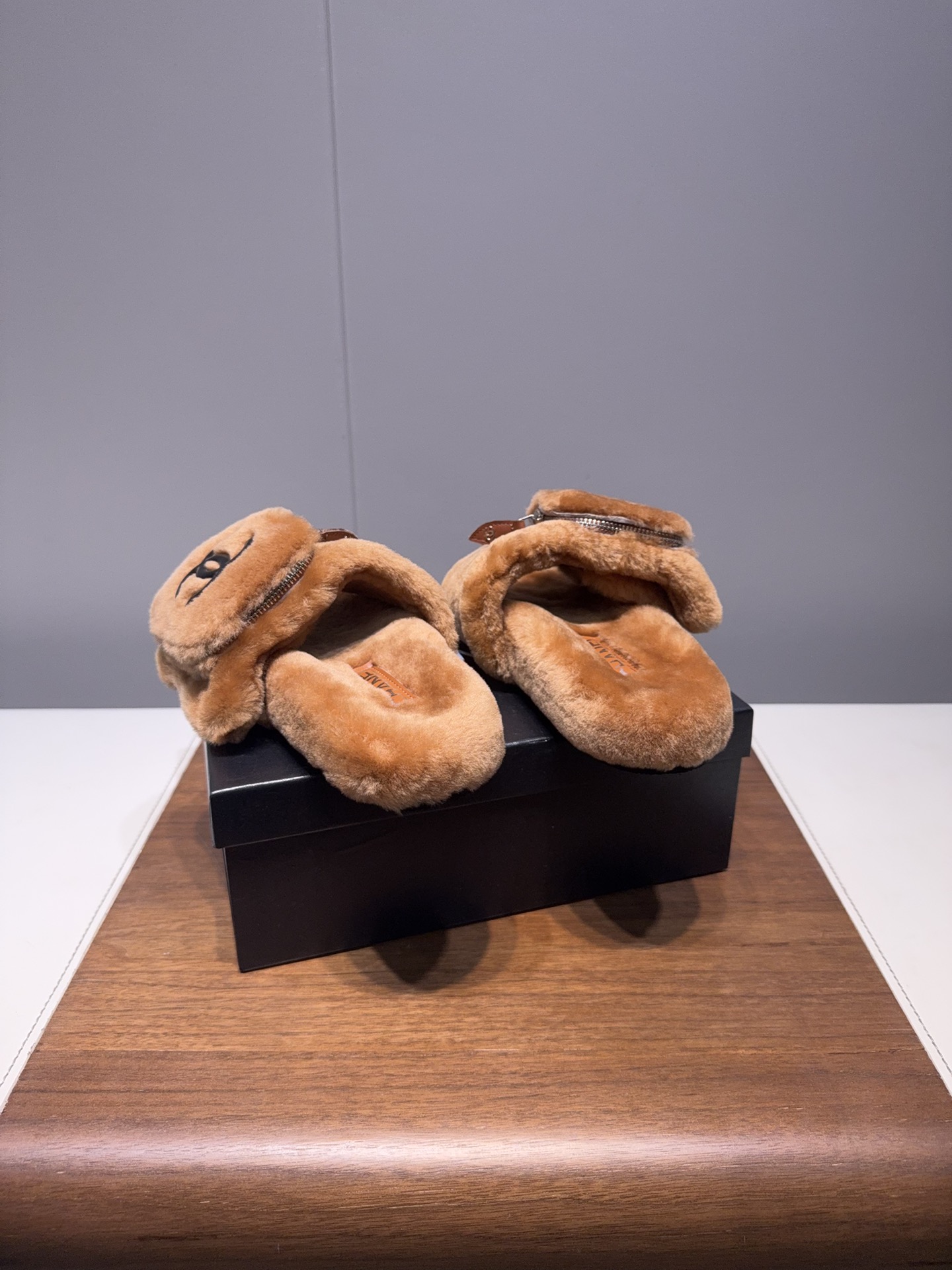 𝐂𝐇𝐀𝐍𝐄*  | 小香  25𝐬𝐬 

2025 秋冬新品  专柜经典款 小香双C钱包毛毛拖鞋系列上新〰

这款毛拖真的是真太可爱了～
柔软蓬松的毛毛，舒服暖脚!
秋冬搭配袜子休闲又慵懒
上脚真的好看又时髦!美腻美爆了!手感细腻柔软丝滑

鞋面：采用原版进口羊毛
内里垫脚：羊毛
鞋底：原版定制橡胶大底
𝙎𝙞𝙯𝙚: 35-40（40不退换）
𝙋𝙧𝙞𝙘𝙚：240
极致性价比出厂，不议价。
