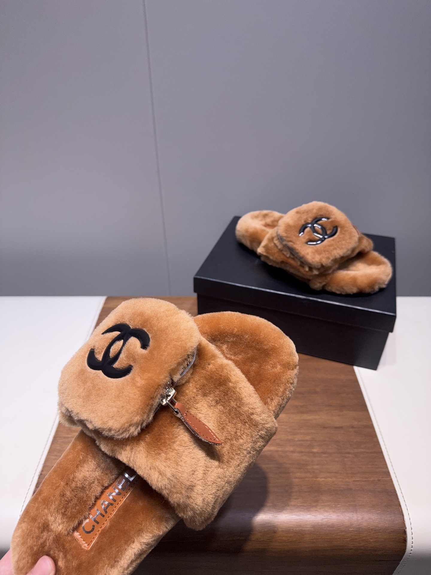 𝐂𝐇𝐀𝐍𝐄*  | 小香  25𝐬𝐬 

2025 秋冬新品  专柜经典款 小香双C钱包毛毛拖鞋系列上新〰

这款毛拖真的是真太可爱了～
柔软蓬松的毛毛，舒服暖脚!
秋冬搭配袜子休闲又慵懒
上脚真的好看又时髦!美腻美爆了!手感细腻柔软丝滑

鞋面：采用原版进口羊毛
内里垫脚：羊毛
鞋底：原版定制橡胶大底
𝙎𝙞𝙯𝙚: 35-40（40不退换）
𝙋𝙧𝙞𝙘𝙚：240
极致性价比出厂，不议价。
