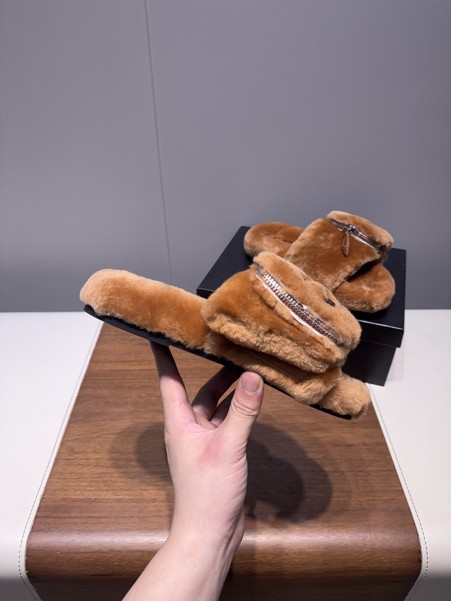 𝐂𝐇𝐀𝐍𝐄*  | 小香  25𝐬𝐬 

2025 秋冬新品  专柜经典款 小香双C钱包毛毛拖鞋系列上新〰

这款毛拖真的是真太可爱了～
柔软蓬松的毛毛，舒服暖脚!
秋冬搭配袜子休闲又慵懒
上脚真的好看又时髦!美腻美爆了!手感细腻柔软丝滑

鞋面：采用原版进口羊毛
内里垫脚：羊毛
鞋底：原版定制橡胶大底
𝙎𝙞𝙯𝙚: 35-40（40不退换）
𝙋𝙧𝙞𝙘𝙚：240
极致性价比出厂，不议价。
