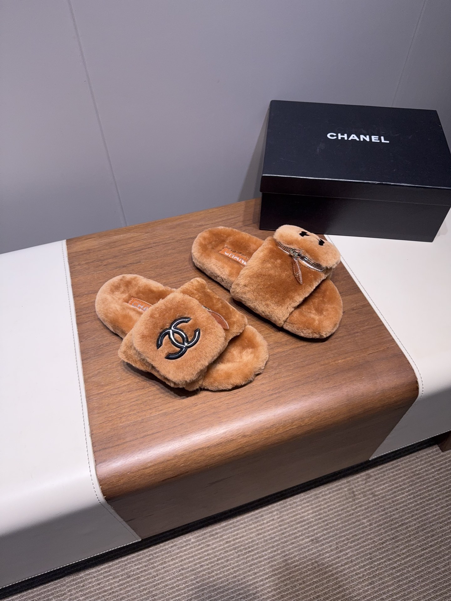 𝐂𝐇𝐀𝐍𝐄*  | 小香  25𝐬𝐬 

2025 秋冬新品  专柜经典款 小香双C钱包毛毛拖鞋系列上新〰

这款毛拖真的是真太可爱了～
柔软蓬松的毛毛，舒服暖脚!
秋冬搭配袜子休闲又慵懒
上脚真的好看又时髦!美腻美爆了!手感细腻柔软丝滑

鞋面：采用原版进口羊毛
内里垫脚：羊毛
鞋底：原版定制橡胶大底
𝙎𝙞𝙯𝙚: 35-40（40不退换）
𝙋𝙧𝙞𝙘𝙚：240
极致性价比出厂，不议价。
