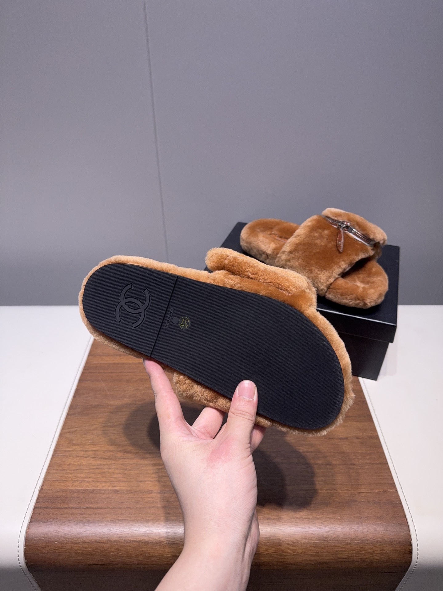 𝐂𝐇𝐀𝐍𝐄*  | 小香  25𝐬𝐬 

2025 秋冬新品  专柜经典款 小香双C钱包毛毛拖鞋系列上新〰

这款毛拖真的是真太可爱了～
柔软蓬松的毛毛，舒服暖脚!
秋冬搭配袜子休闲又慵懒
上脚真的好看又时髦!美腻美爆了!手感细腻柔软丝滑

鞋面：采用原版进口羊毛
内里垫脚：羊毛
鞋底：原版定制橡胶大底
𝙎𝙞𝙯𝙚: 35-40（40不退换）
𝙋𝙧𝙞𝙘𝙚：240
极致性价比出厂，不议价。
