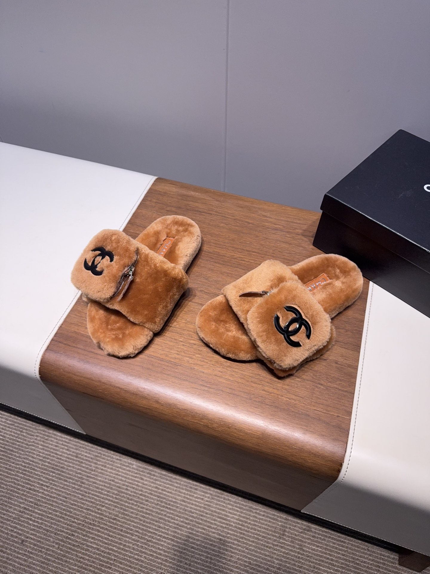𝐂𝐇𝐀𝐍𝐄*  | 小香  25𝐬𝐬 

2025 秋冬新品  专柜经典款 小香双C钱包毛毛拖鞋系列上新〰

这款毛拖真的是真太可爱了～
柔软蓬松的毛毛，舒服暖脚!
秋冬搭配袜子休闲又慵懒
上脚真的好看又时髦!美腻美爆了!手感细腻柔软丝滑

鞋面：采用原版进口羊毛
内里垫脚：羊毛
鞋底：原版定制橡胶大底
𝙎𝙞𝙯𝙚: 35-40（40不退换）
𝙋𝙧𝙞𝙘𝙚：240
极致性价比出厂，不议价。
