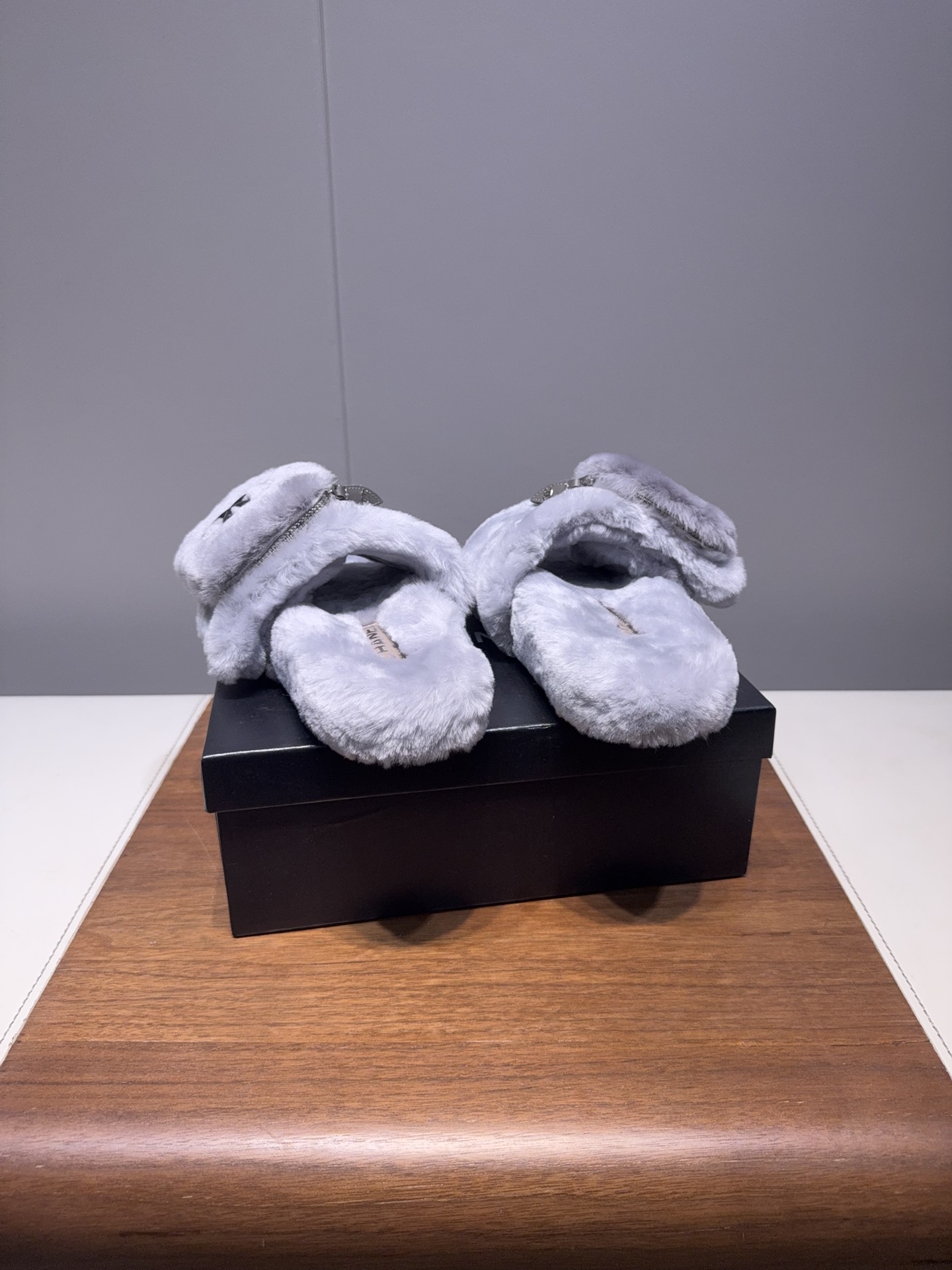 𝐂𝐇𝐀𝐍𝐄*  | 小香  25𝐬𝐬 

2025 秋冬新品  专柜经典款 小香双C钱包毛毛拖鞋系列上新〰

这款毛拖真的是真太可爱了～
柔软蓬松的毛毛，舒服暖脚!
秋冬搭配袜子休闲又慵懒
上脚真的好看又时髦!美腻美爆了!手感细腻柔软丝滑

鞋面：采用原版进口羊毛
内里垫脚：羊毛
鞋底：原版定制橡胶大底
𝙎𝙞𝙯𝙚: 35-40（40不退换）
𝙋𝙧𝙞𝙘𝙚：240
极致性价比出厂，不议价。
