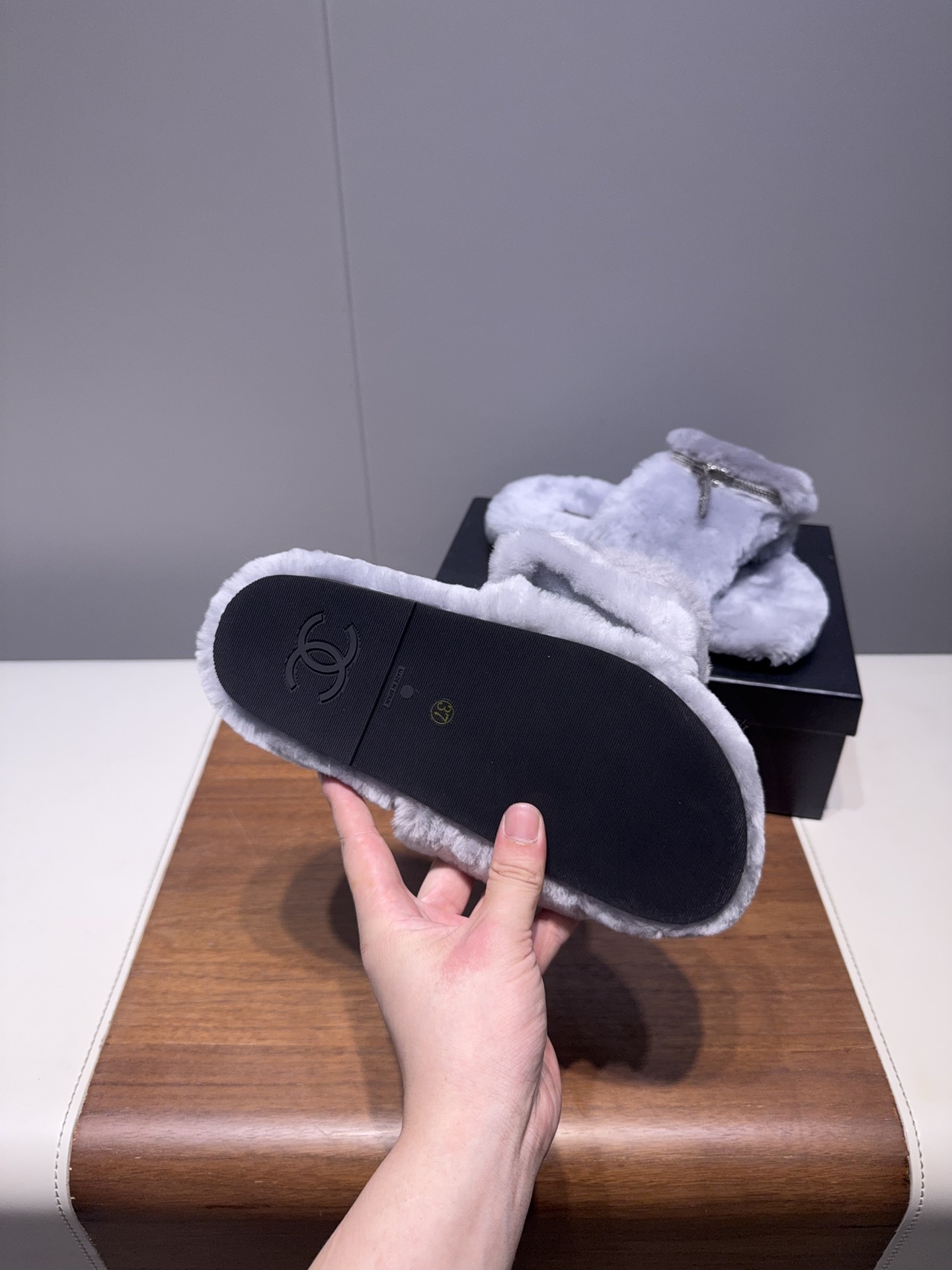 𝐂𝐇𝐀𝐍𝐄*  | 小香  25𝐬𝐬 

2025 秋冬新品  专柜经典款 小香双C钱包毛毛拖鞋系列上新〰

这款毛拖真的是真太可爱了～
柔软蓬松的毛毛，舒服暖脚!
秋冬搭配袜子休闲又慵懒
上脚真的好看又时髦!美腻美爆了!手感细腻柔软丝滑

鞋面：采用原版进口羊毛
内里垫脚：羊毛
鞋底：原版定制橡胶大底
𝙎𝙞𝙯𝙚: 35-40（40不退换）
𝙋𝙧𝙞𝙘𝙚：240
极致性价比出厂，不议价。
