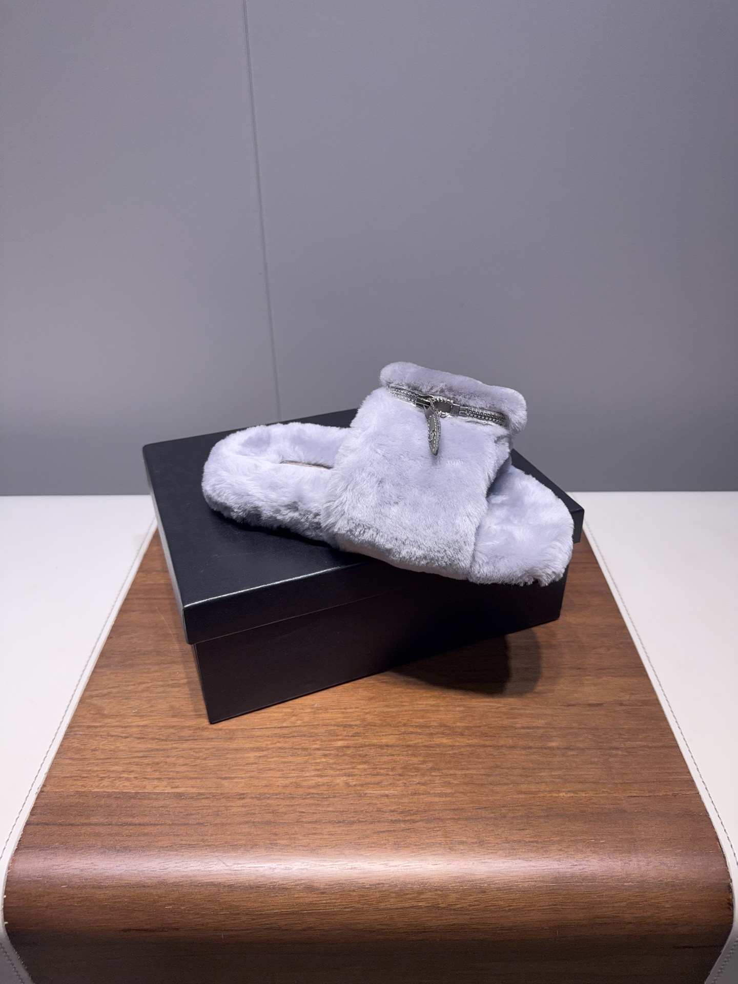 𝐂𝐇𝐀𝐍𝐄*  | 小香  25𝐬𝐬 

2025 秋冬新品  专柜经典款 小香双C钱包毛毛拖鞋系列上新〰

这款毛拖真的是真太可爱了～
柔软蓬松的毛毛，舒服暖脚!
秋冬搭配袜子休闲又慵懒
上脚真的好看又时髦!美腻美爆了!手感细腻柔软丝滑

鞋面：采用原版进口羊毛
内里垫脚：羊毛
鞋底：原版定制橡胶大底
𝙎𝙞𝙯𝙚: 35-40（40不退换）
𝙋𝙧𝙞𝙘𝙚：240
极致性价比出厂，不议价。
