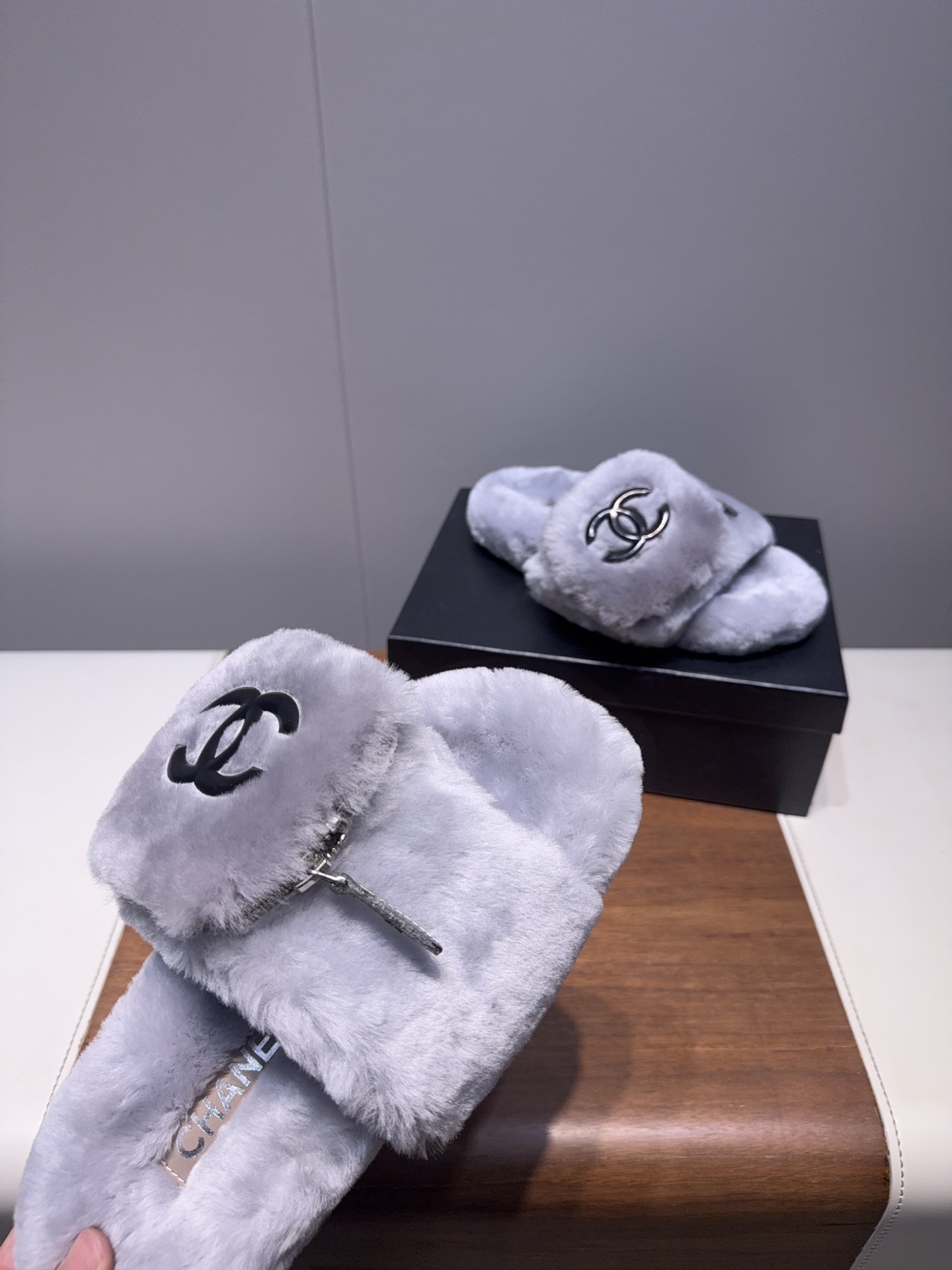 𝐂𝐇𝐀𝐍𝐄*  | 小香  25𝐬𝐬 

2025 秋冬新品  专柜经典款 小香双C钱包毛毛拖鞋系列上新〰

这款毛拖真的是真太可爱了～
柔软蓬松的毛毛，舒服暖脚!
秋冬搭配袜子休闲又慵懒
上脚真的好看又时髦!美腻美爆了!手感细腻柔软丝滑

鞋面：采用原版进口羊毛
内里垫脚：羊毛
鞋底：原版定制橡胶大底
𝙎𝙞𝙯𝙚: 35-40（40不退换）
𝙋𝙧𝙞𝙘𝙚：240
极致性价比出厂，不议价。
