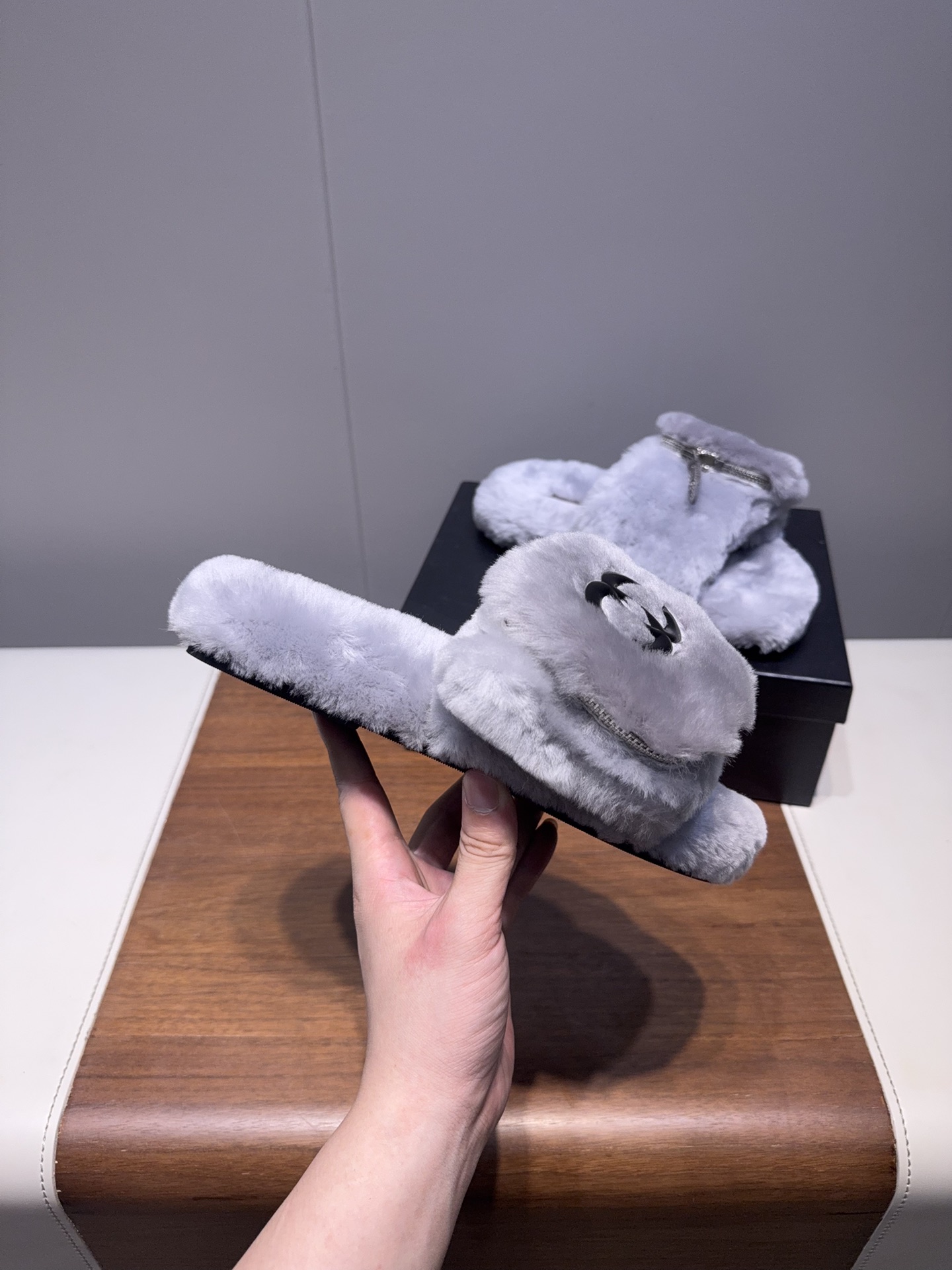 𝐂𝐇𝐀𝐍𝐄*  | 小香  25𝐬𝐬 

2025 秋冬新品  专柜经典款 小香双C钱包毛毛拖鞋系列上新〰

这款毛拖真的是真太可爱了～
柔软蓬松的毛毛，舒服暖脚!
秋冬搭配袜子休闲又慵懒
上脚真的好看又时髦!美腻美爆了!手感细腻柔软丝滑

鞋面：采用原版进口羊毛
内里垫脚：羊毛
鞋底：原版定制橡胶大底
𝙎𝙞𝙯𝙚: 35-40（40不退换）
𝙋𝙧𝙞𝙘𝙚：240
极致性价比出厂，不议价。
