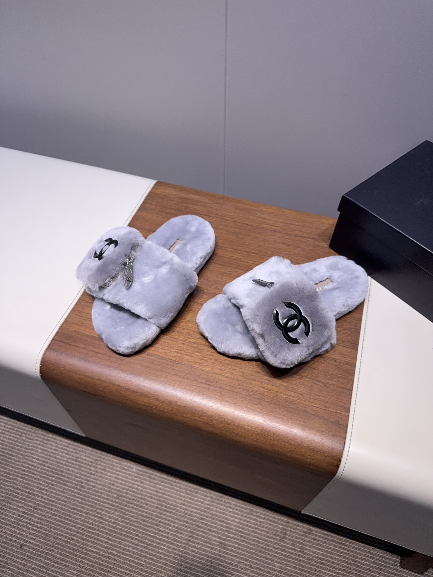 𝐂𝐇𝐀𝐍𝐄*  | 小香  25𝐬𝐬 

2025 秋冬新品  专柜经典款 小香双C钱包毛毛拖鞋系列上新〰

这款毛拖真的是真太可爱了～
柔软蓬松的毛毛，舒服暖脚!
秋冬搭配袜子休闲又慵懒
上脚真的好看又时髦!美腻美爆了!手感细腻柔软丝滑

鞋面：采用原版进口羊毛
内里垫脚：羊毛
鞋底：原版定制橡胶大底
𝙎𝙞𝙯𝙚: 35-40（40不退换）
𝙋𝙧𝙞𝙘𝙚：240
极致性价比出厂，不议价。
