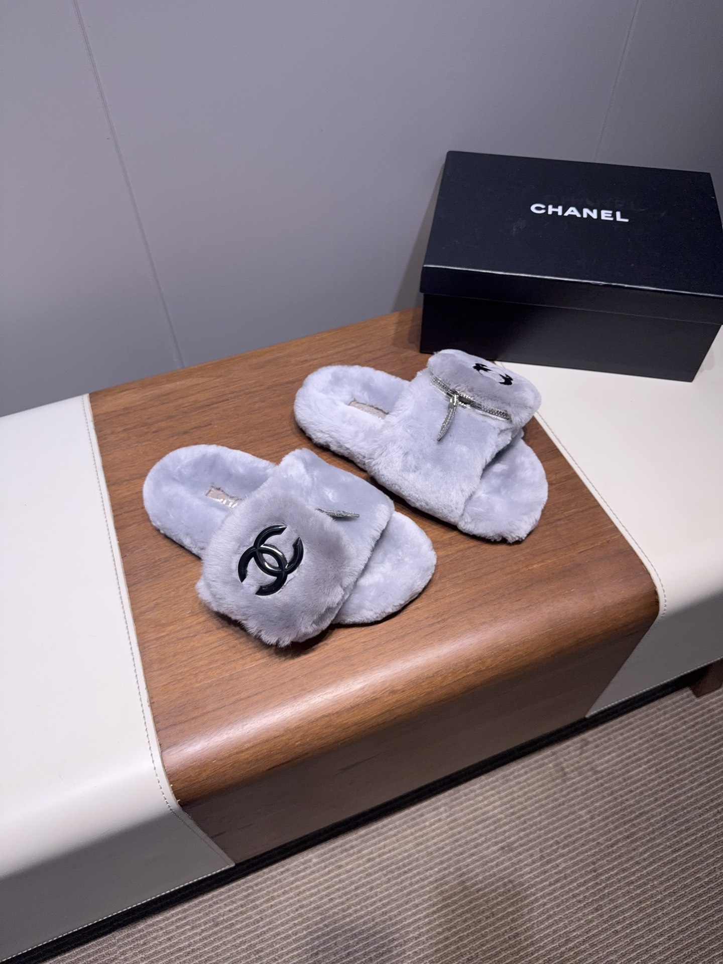 𝐂𝐇𝐀𝐍𝐄*  | 小香  25𝐬𝐬 

2025 秋冬新品  专柜经典款 小香双C钱包毛毛拖鞋系列上新〰

这款毛拖真的是真太可爱了～
柔软蓬松的毛毛，舒服暖脚!
秋冬搭配袜子休闲又慵懒
上脚真的好看又时髦!美腻美爆了!手感细腻柔软丝滑

鞋面：采用原版进口羊毛
内里垫脚：羊毛
鞋底：原版定制橡胶大底
𝙎𝙞𝙯𝙚: 35-40（40不退换）
𝙋𝙧𝙞𝙘𝙚：240
极致性价比出厂，不议价。
